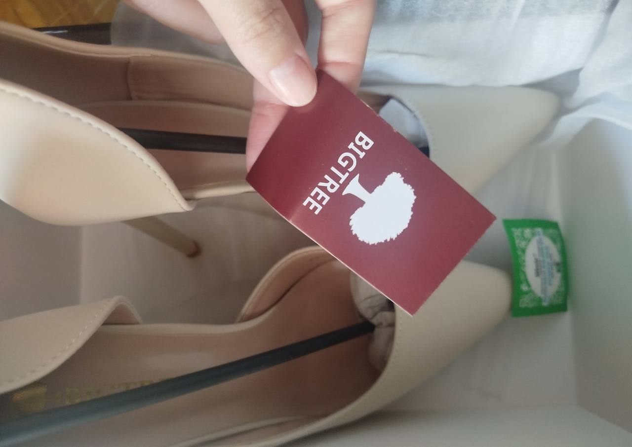 Ayollar tuflisi, baland poshnali klassik tufli, uchli burunli, to‘y va bayram uchun