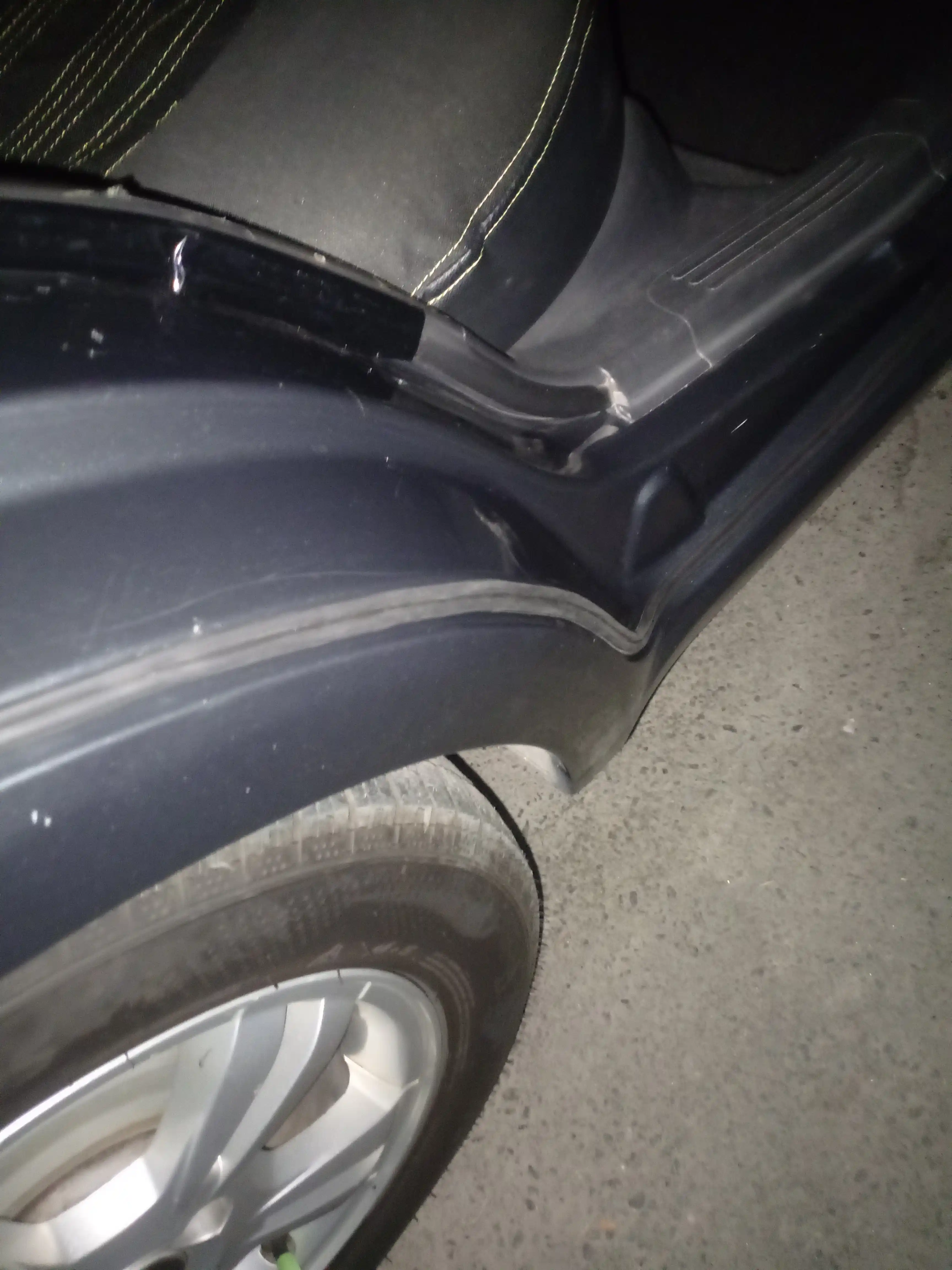 Уплотнитель автомобильный самоклеящийся 