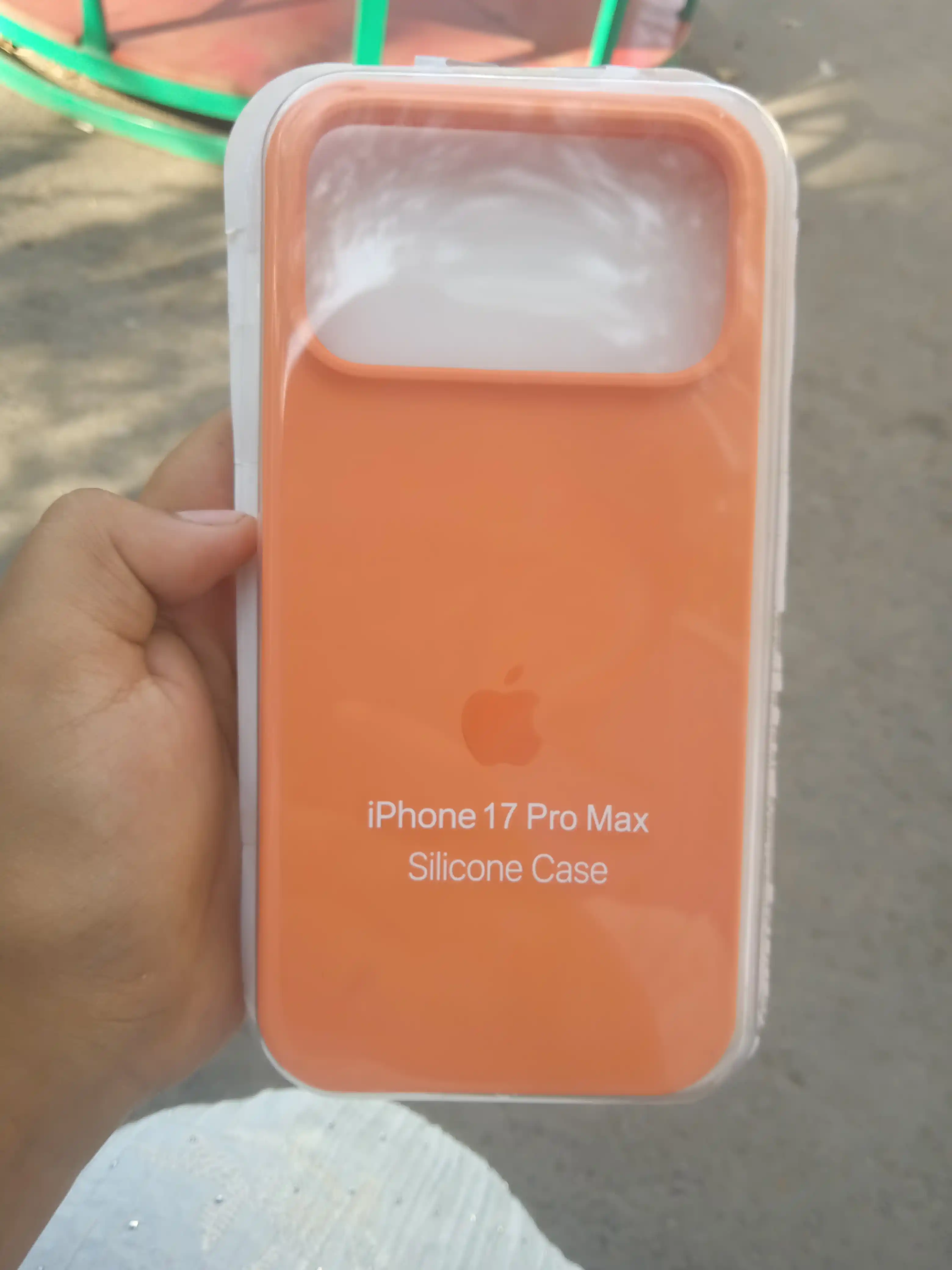 Силиконовый чехол с логотипом для iPhone 17 Pro Max/18 Pro Max бортик 1.5 мм