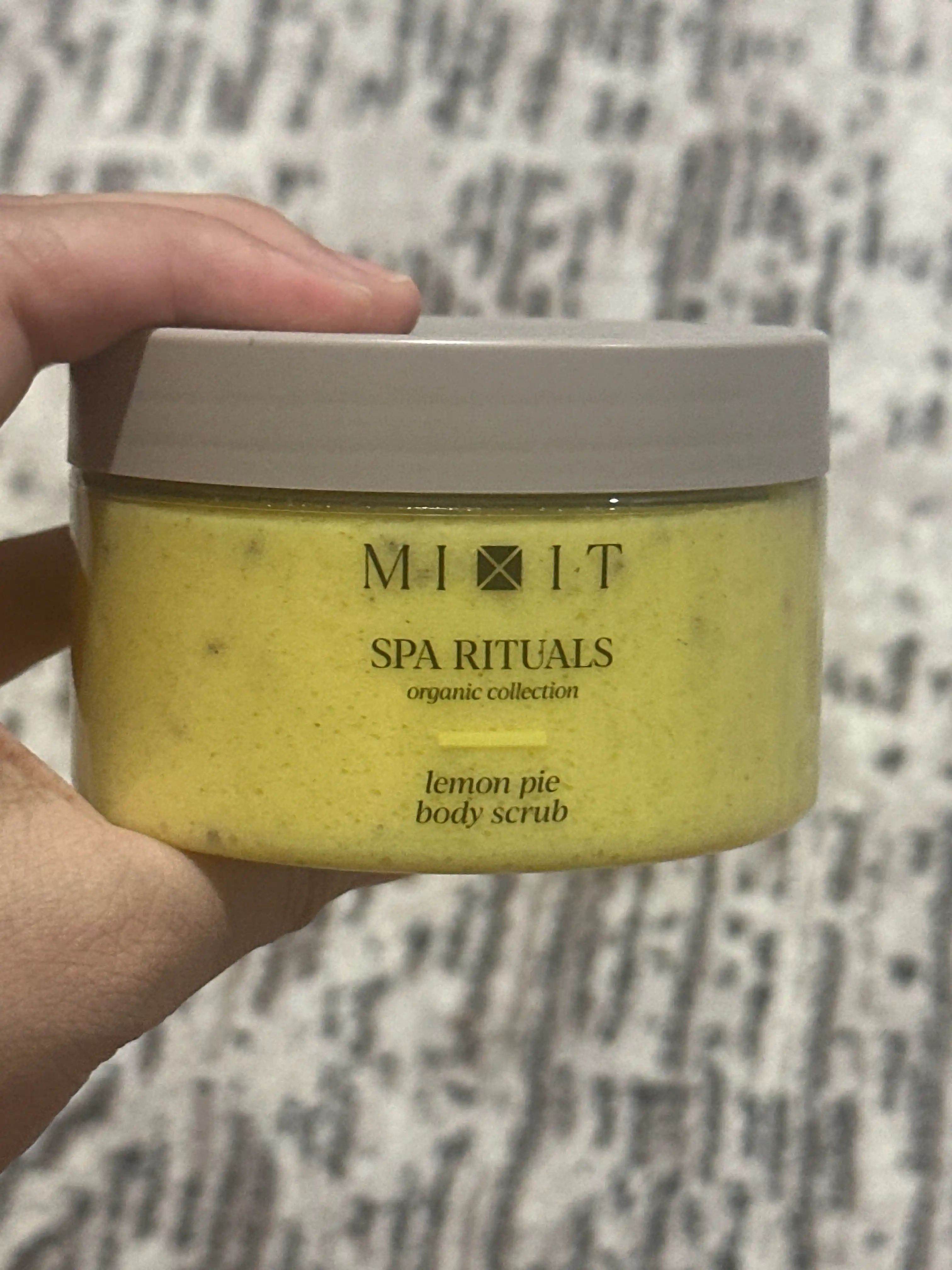 MIXIT Limonli pirog hidli tana uchun tuzli skrab-balzam 300 g