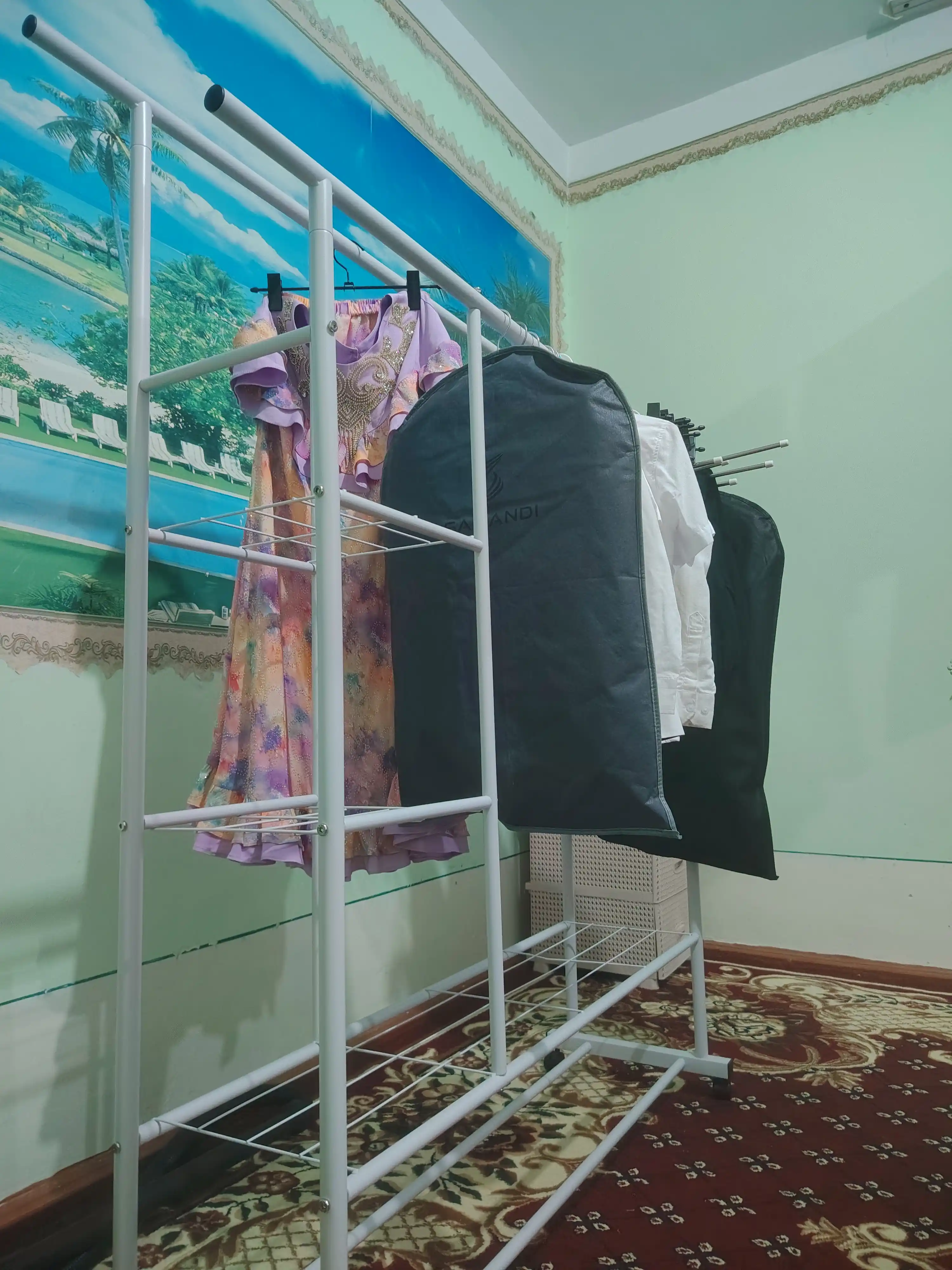 Ikki qatorli metall kiyim ilgich, poyabzal javoni va g'ildiraklari bilan, maksimal yuk 120 kg