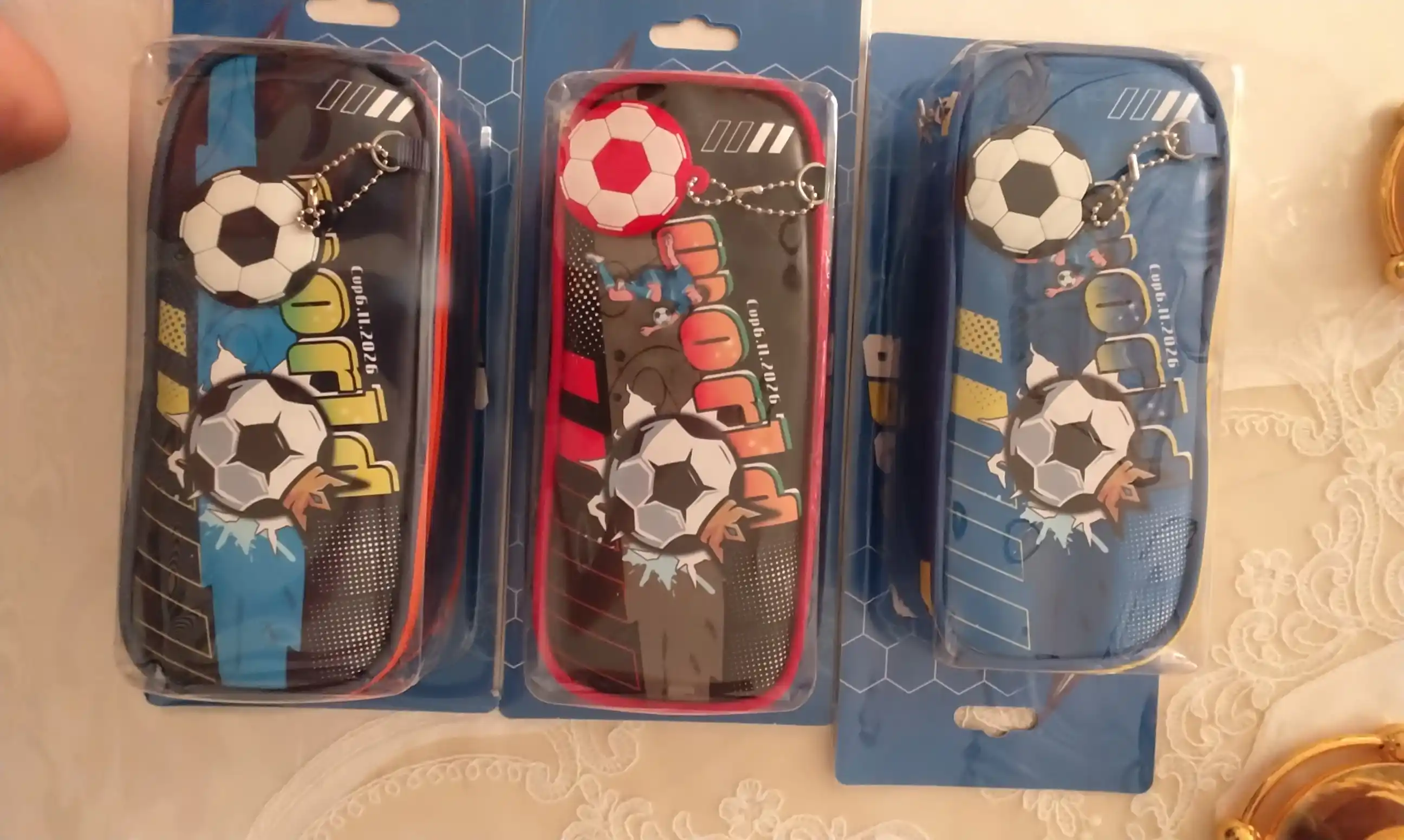 Bolalar maktabining futbol yulduzi qalamdoni, yashin tezligida