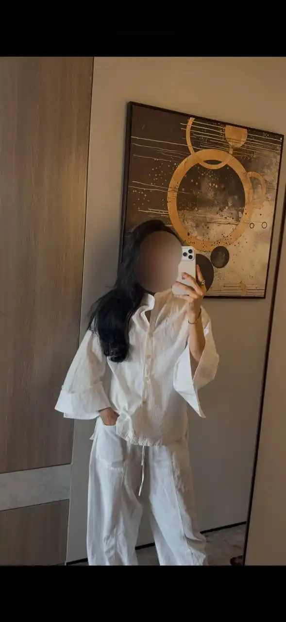 Koreys uslubidagi keng yengli, katta o‘lchamli oq ayollar ko‘ylagi, bluzka