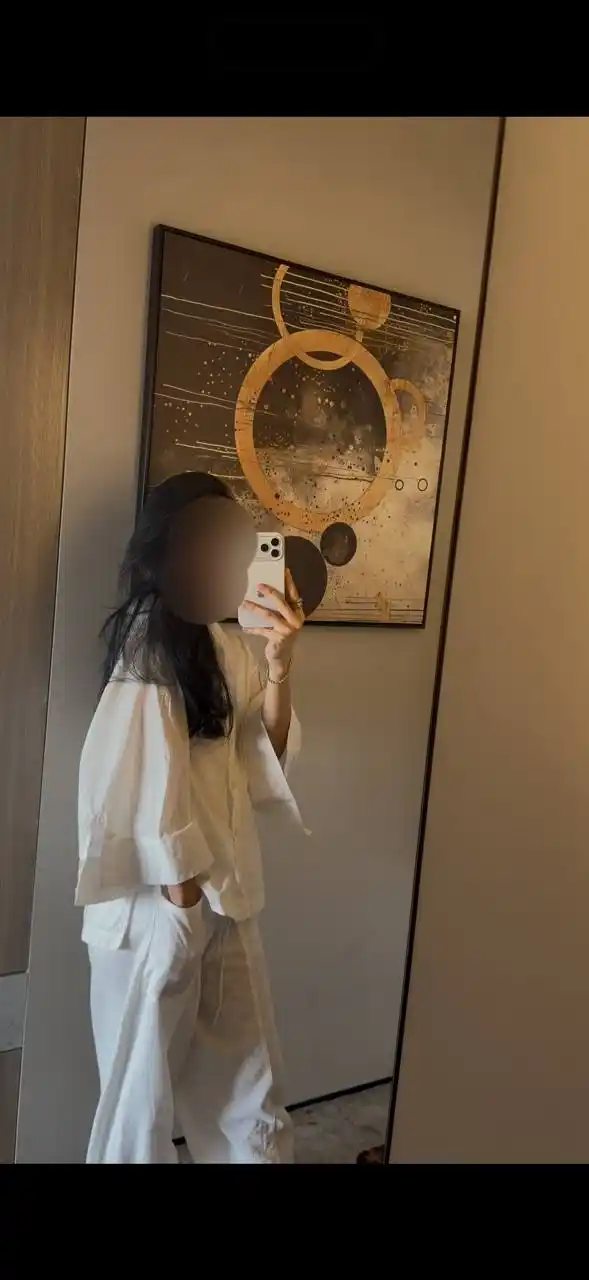 Koreys uslubidagi keng yengli, katta o‘lchamli oq ayollar ko‘ylagi, bluzka