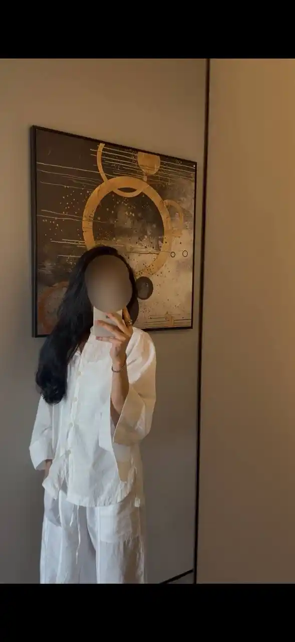 Koreys uslubidagi keng yengli, katta o‘lchamli oq ayollar ko‘ylagi, bluzka