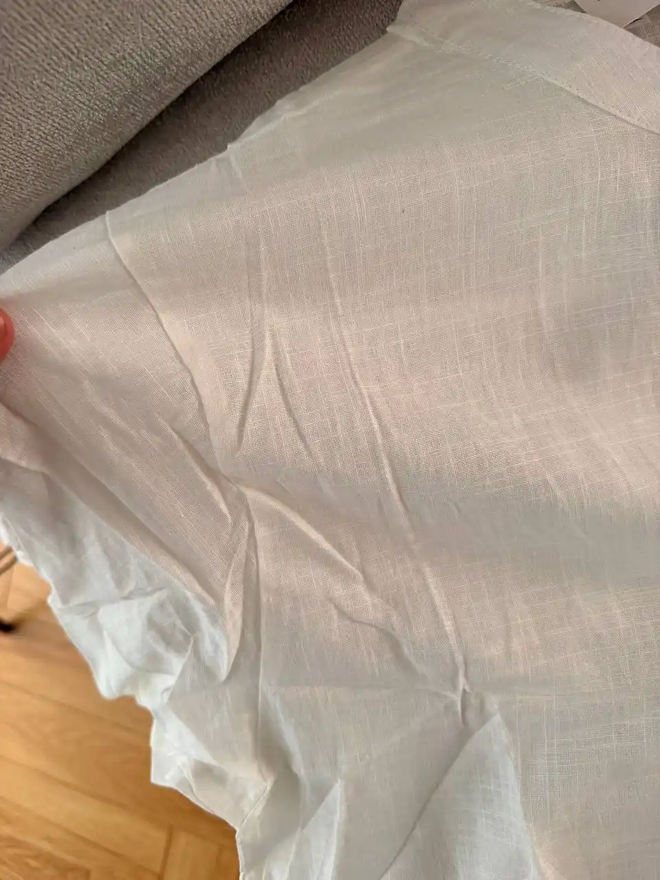Koreys uslubidagi keng yengli, katta o‘lchamli oq ayollar ko‘ylagi, bluzka