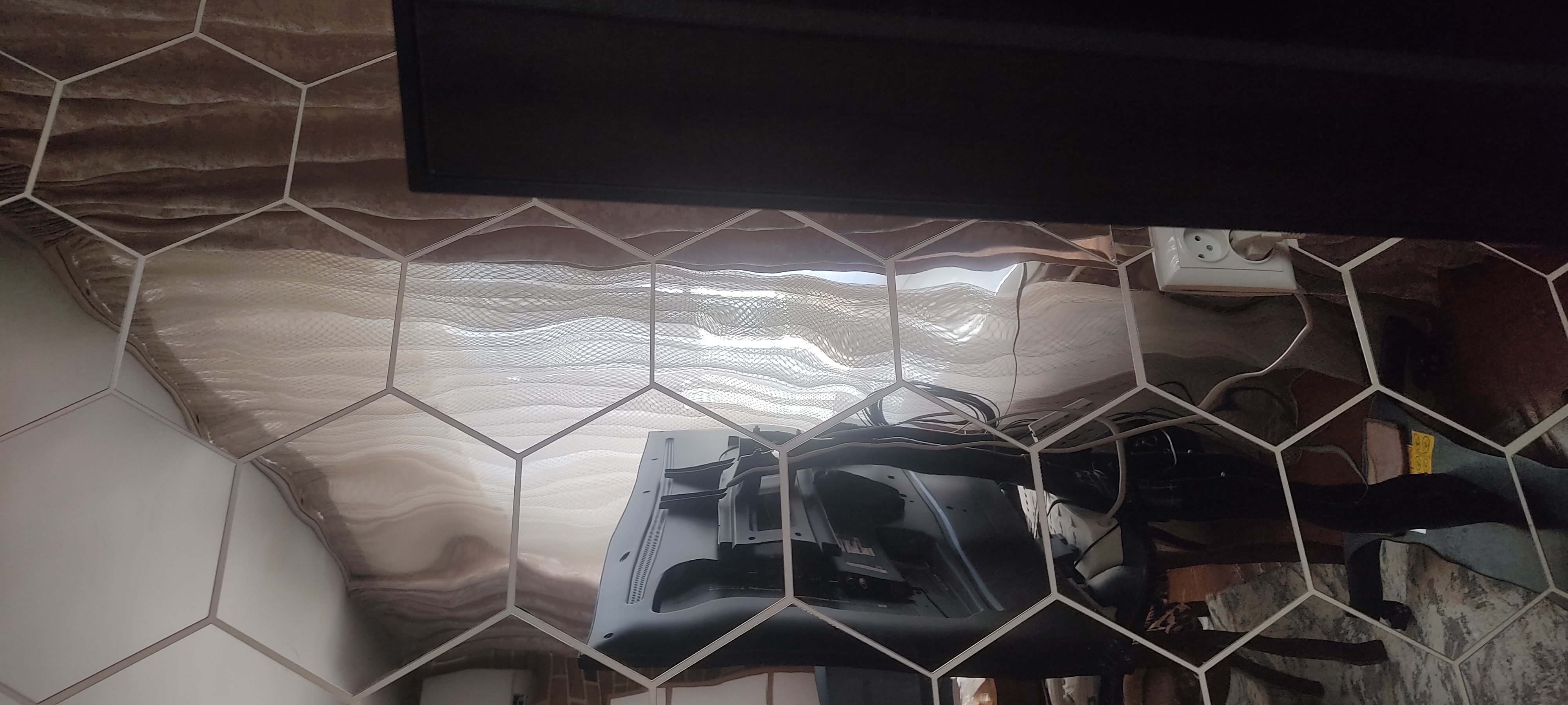 Devorga yopishtirish mumkin bo‘lgan plastik ko‘zgu, to'plamda 14 dona mavjud interyer