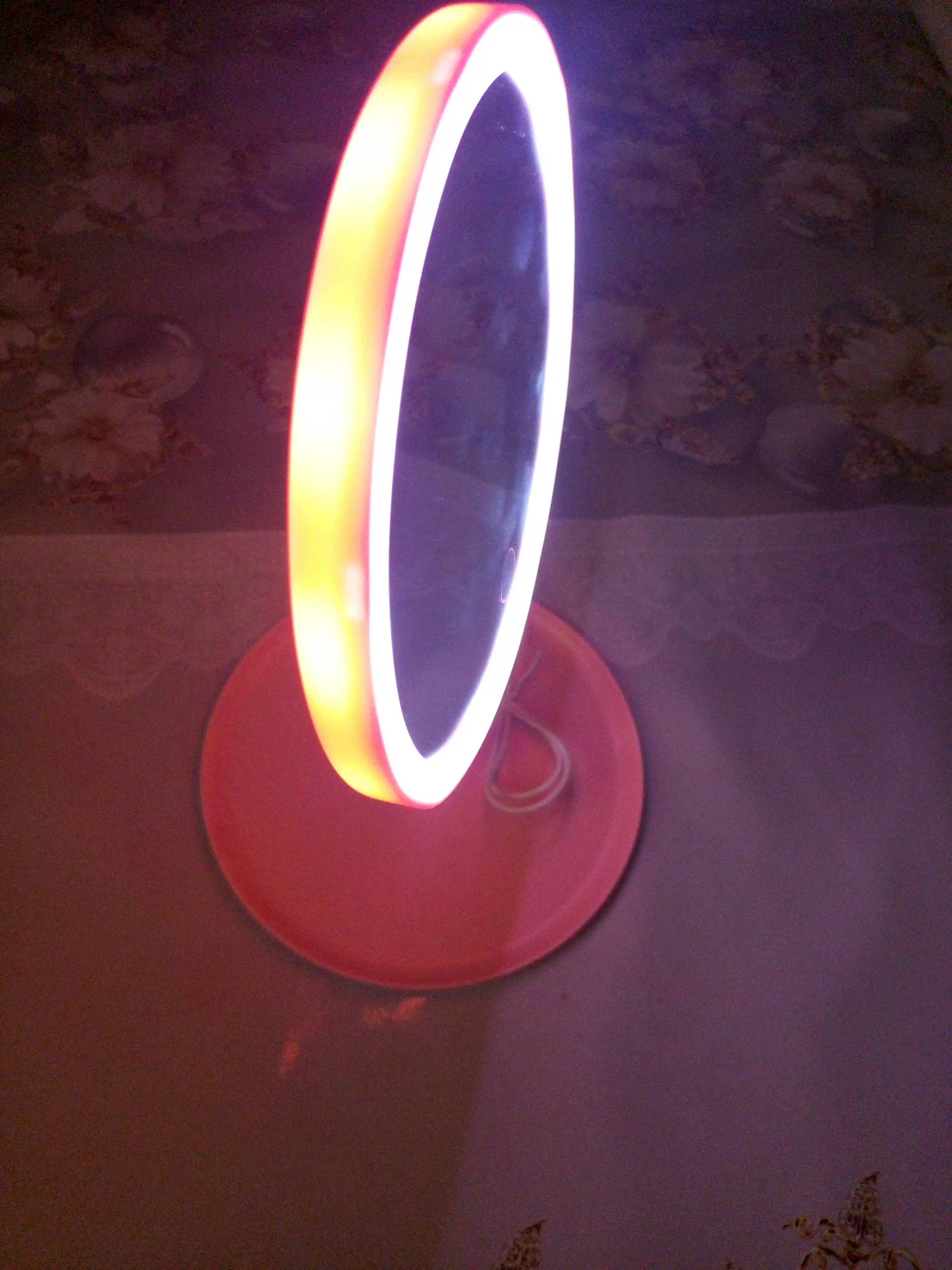 LED yoritgichli kosmetik stol oynasi - bo'yanish uchun yoritish