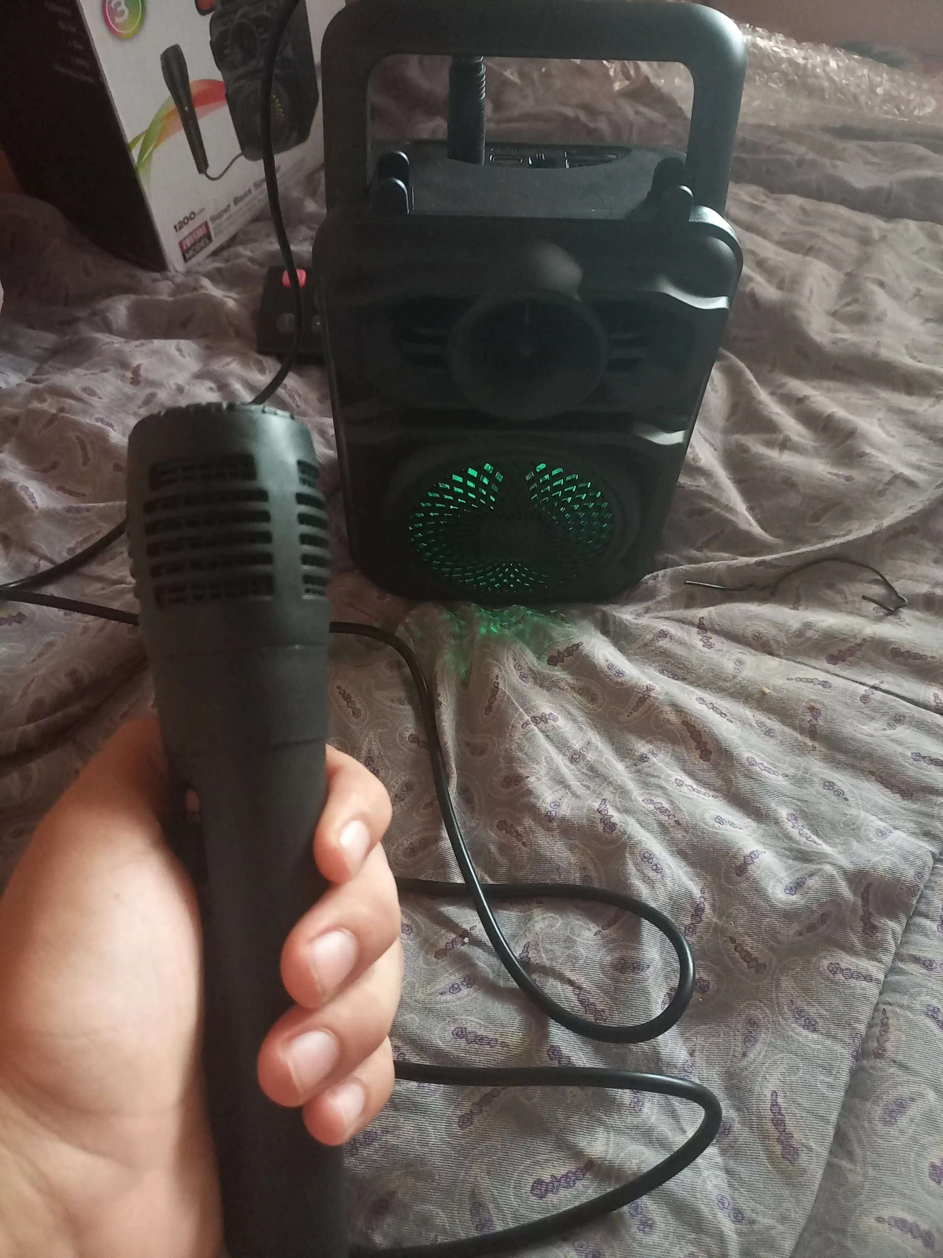 Simsiz katta karnay, karaoke musiqasi, mikrofon, pult va RGB yoritgich