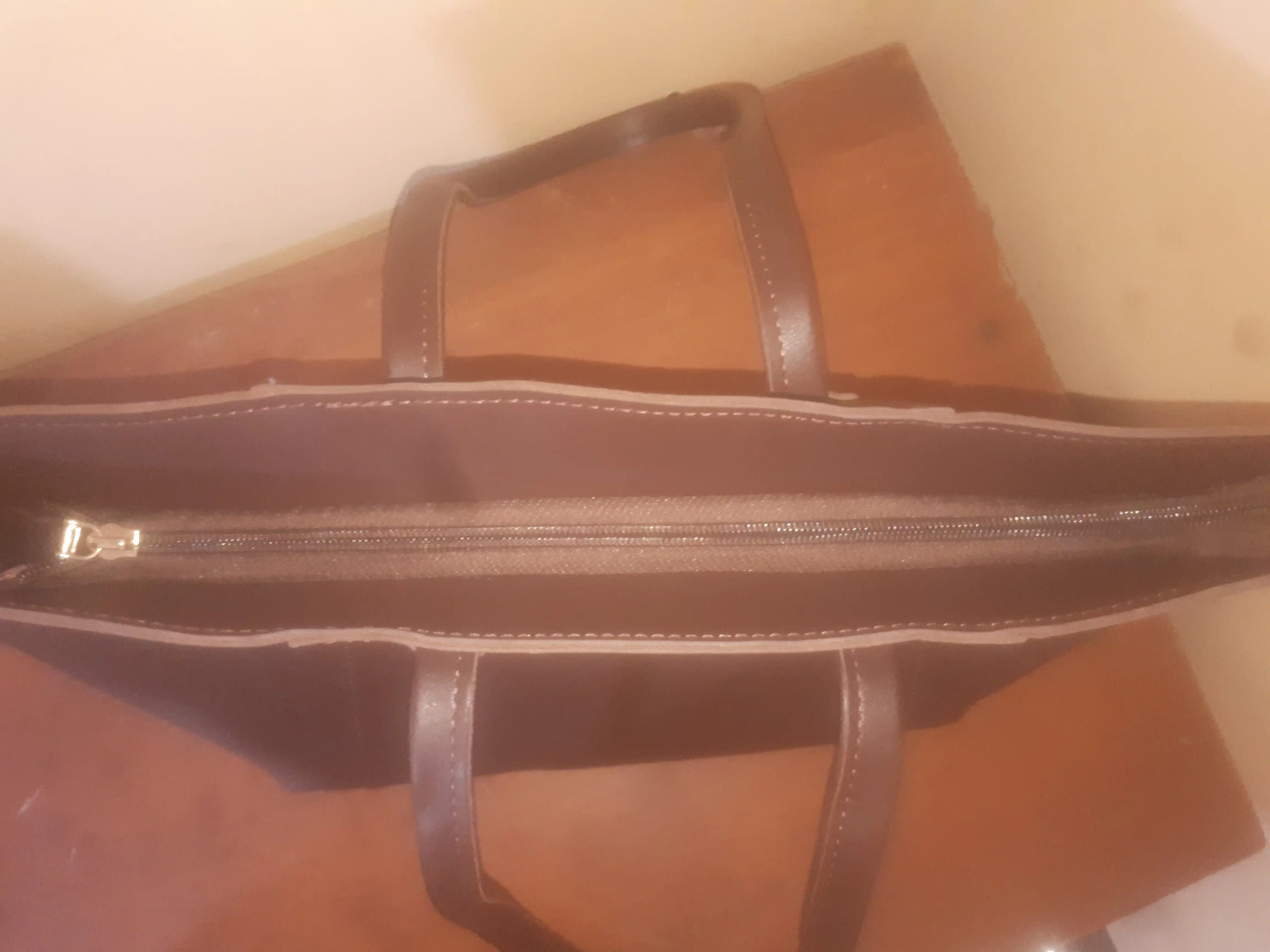 Yelka orqali katta ayollar sumkasi, ekocharm, A4 formatda