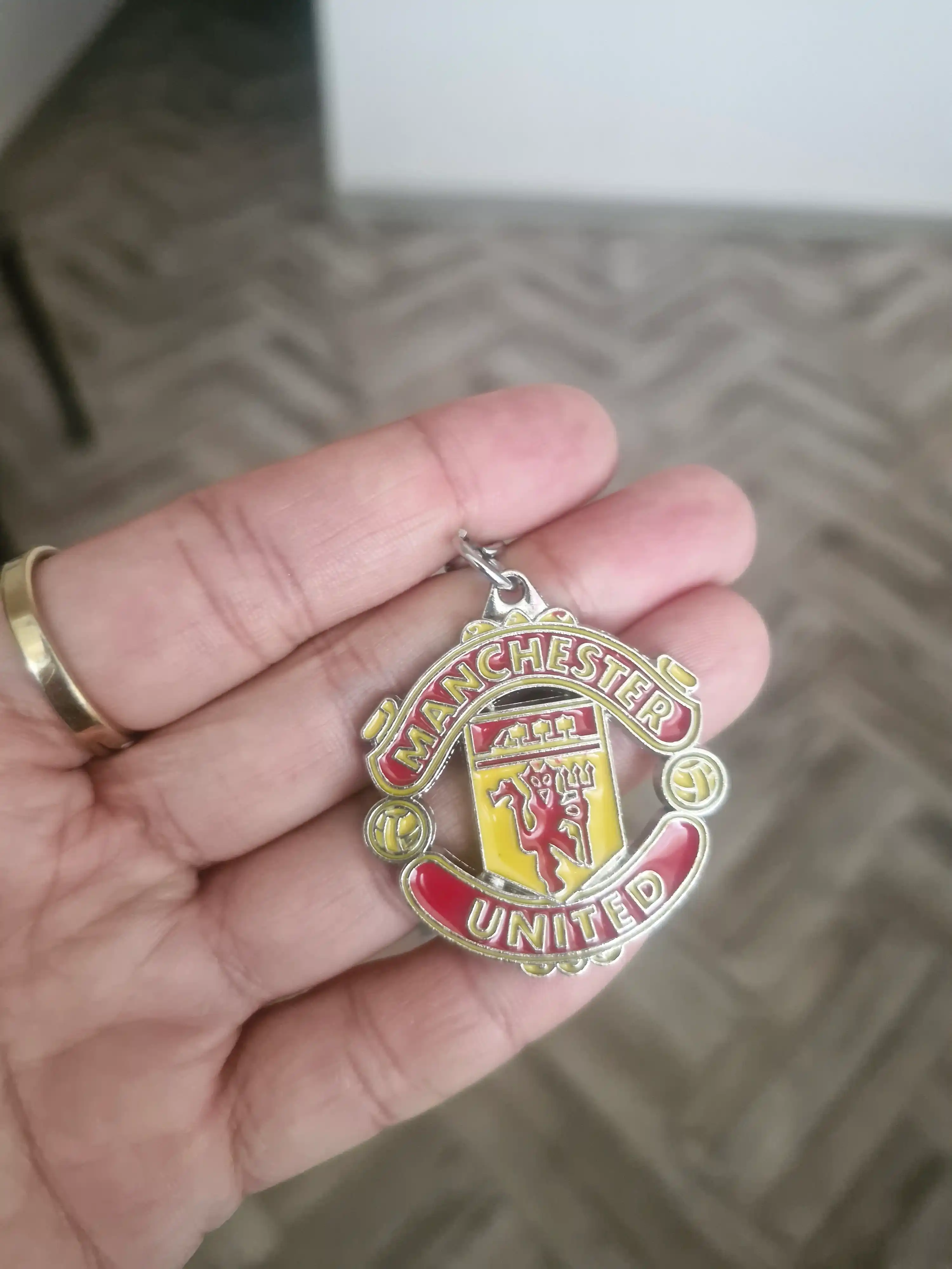 Jamoa logotiplari tushirilgan futbol breloklari, 10 dan ortiq turlari