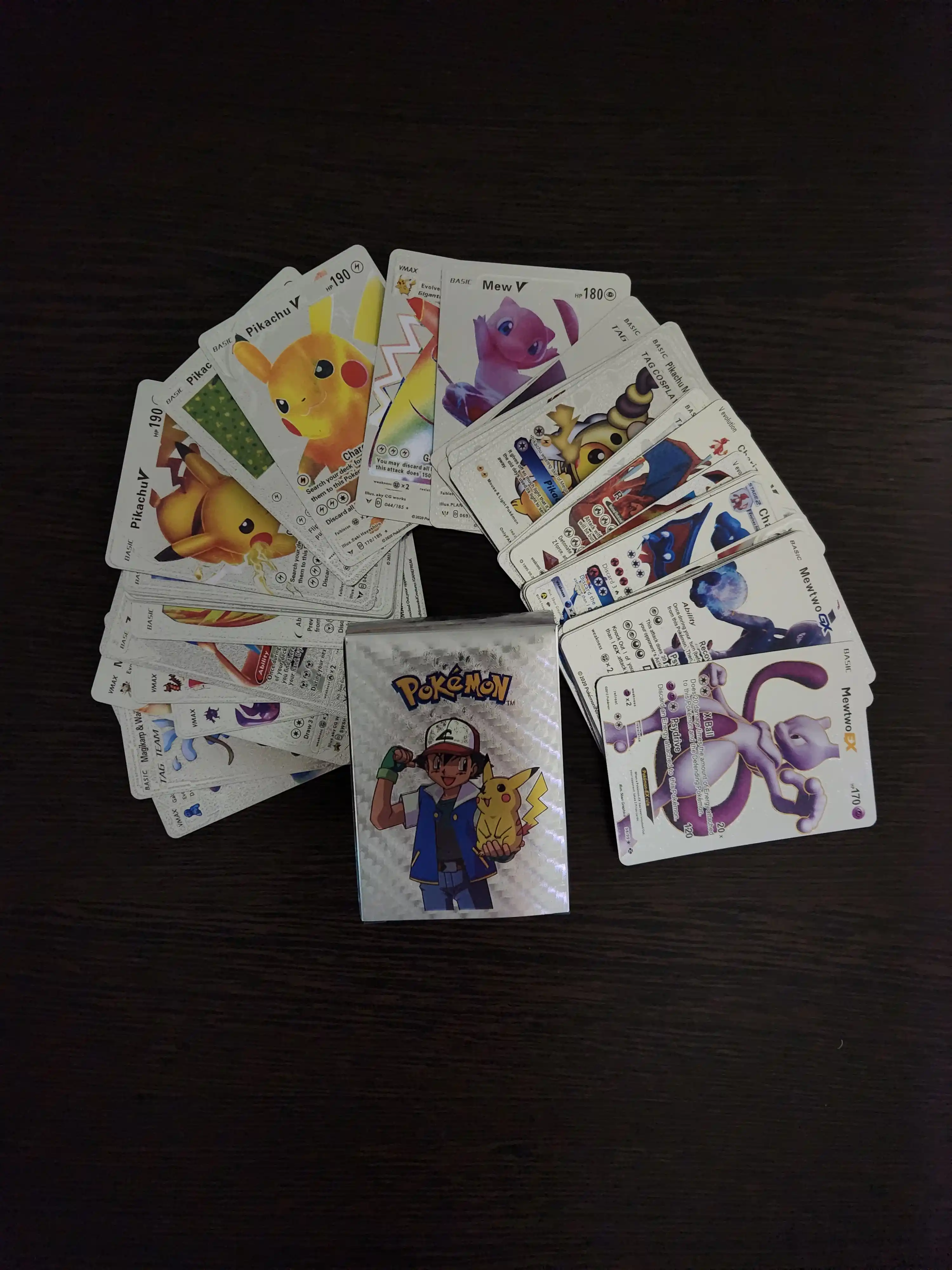 Pokemon va futbolchi kartalari to'plami, 10 dona