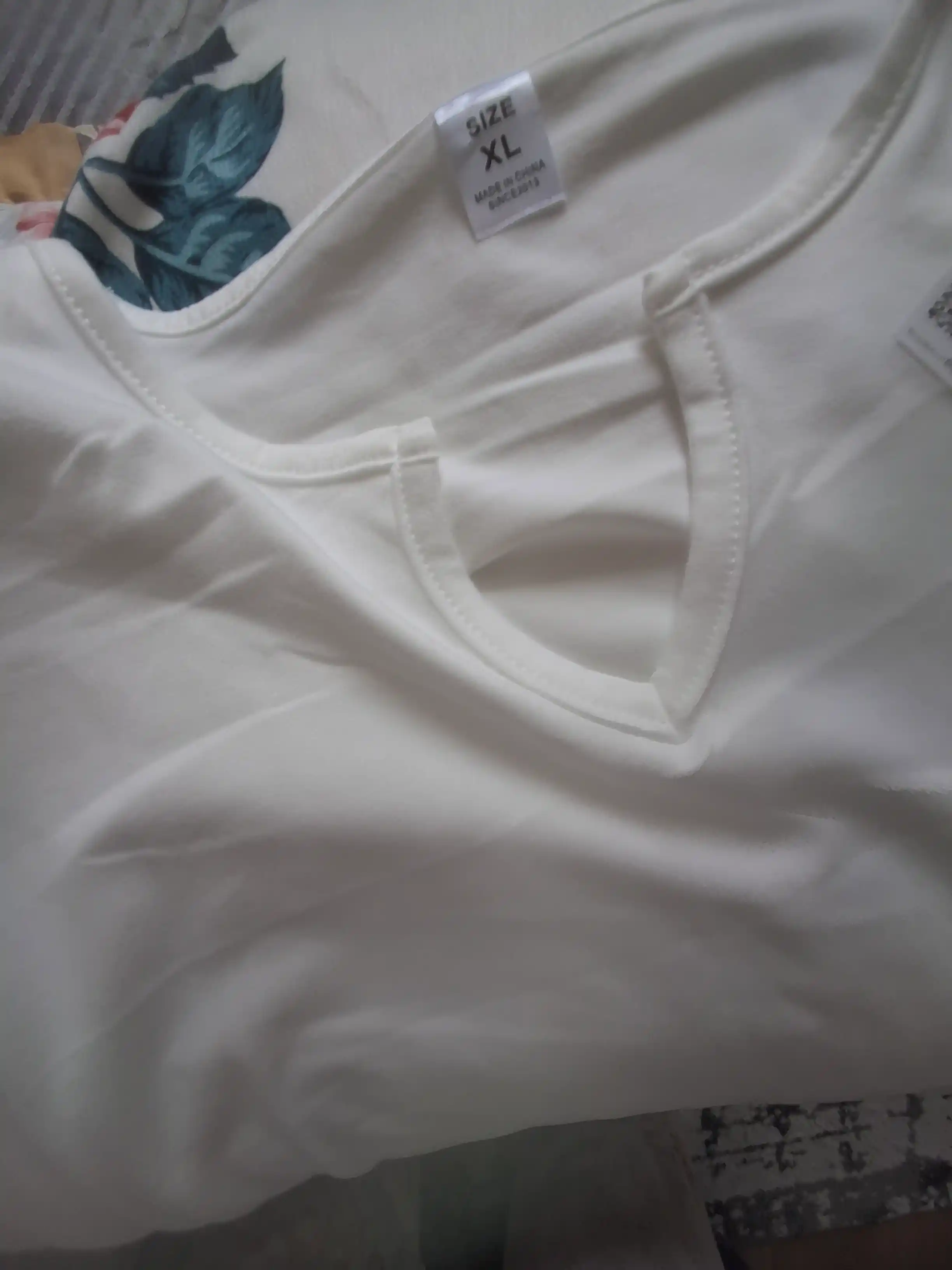 Yollar uchun futbolka, V-shaklli yoqali, yon tomoni yig‘ma dizaynli, qisqa yengli,slim fit