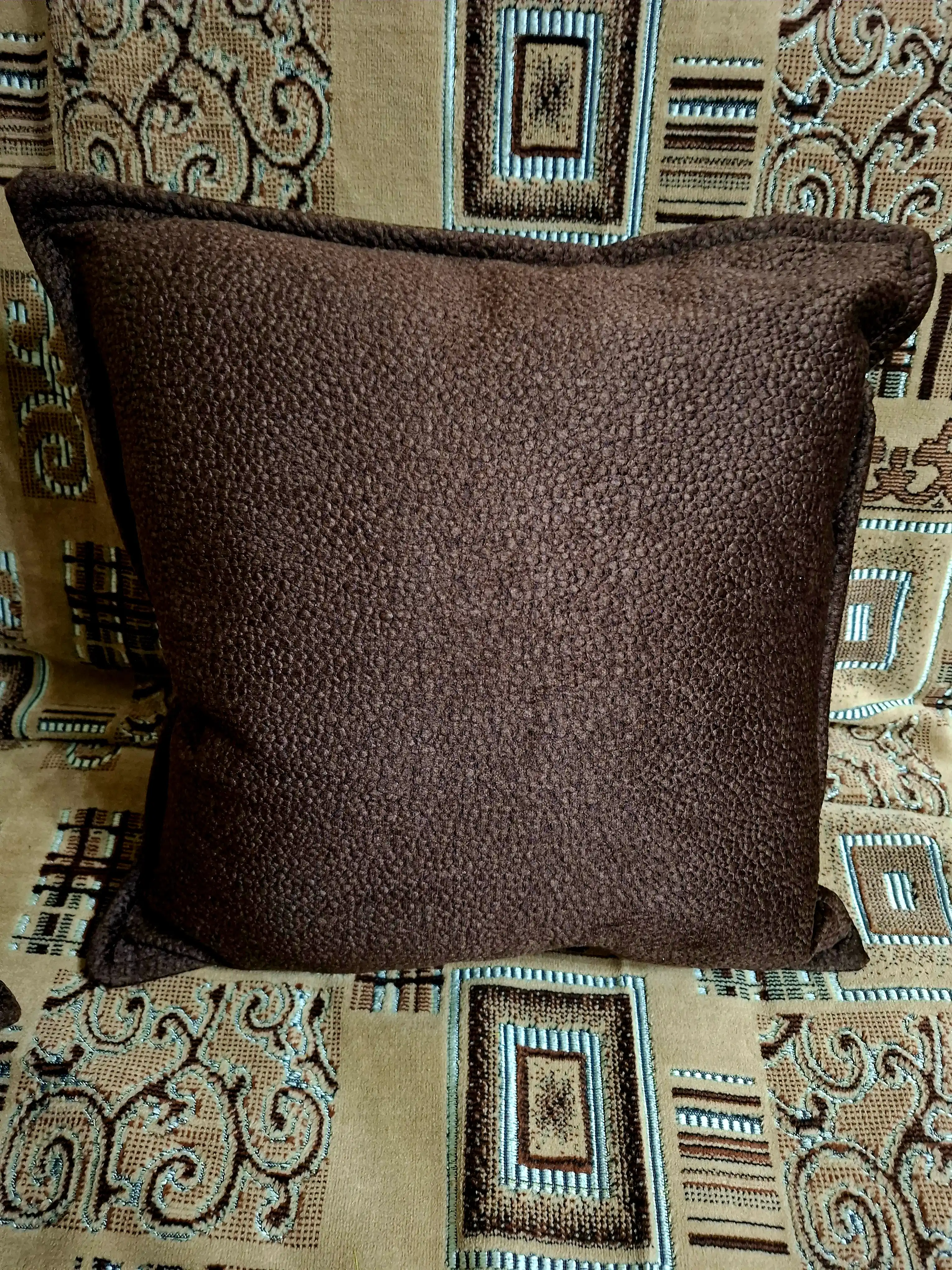 45x45 sm o‘lchamdagi yumshoq, duxoba, mikrofibrali, divan uchun dekorativ yostiq