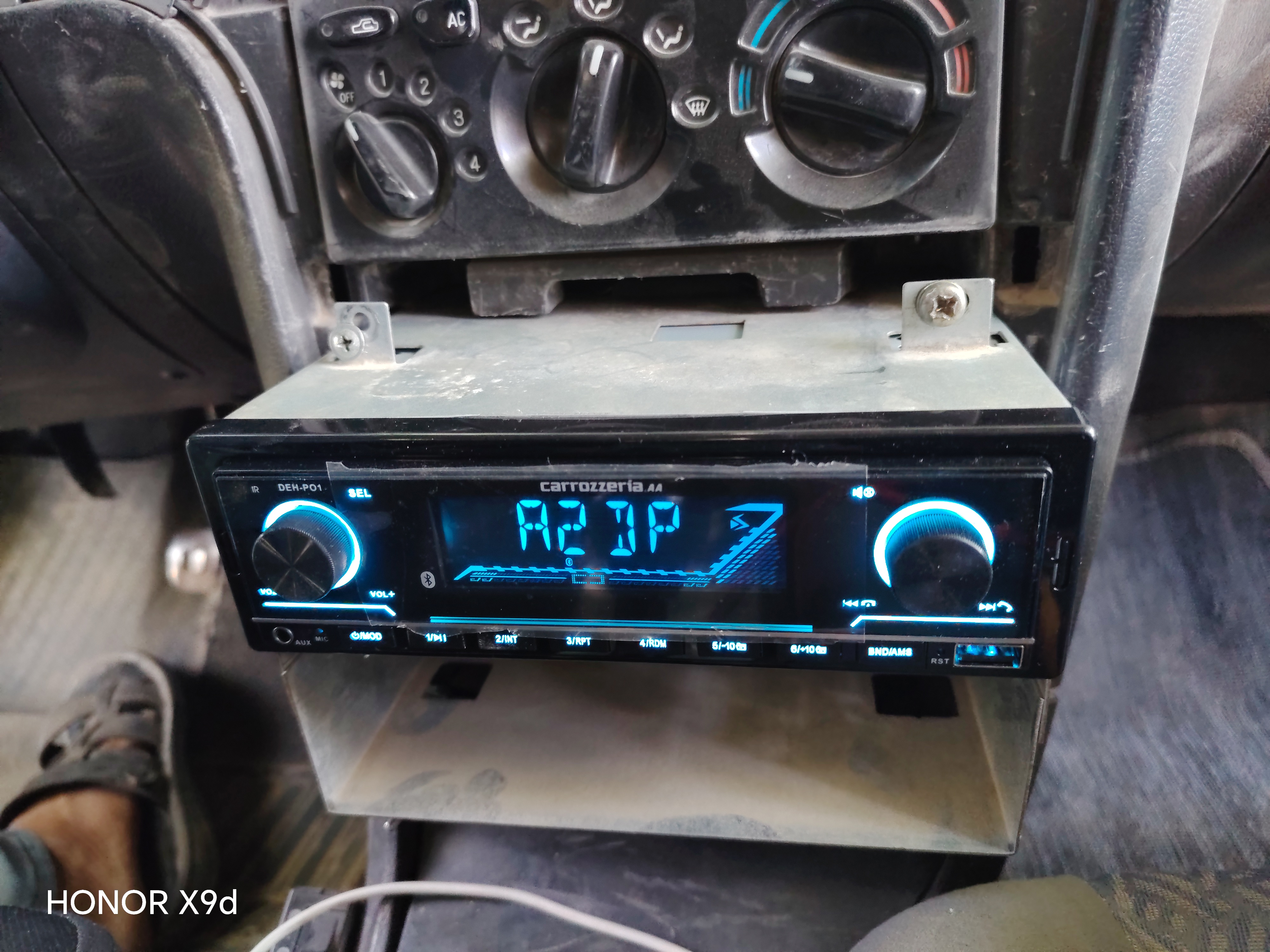 Автомагнитола Carrozzeria.AA DEH-P01 с Bluetooth, USB, AUX и FM-радио