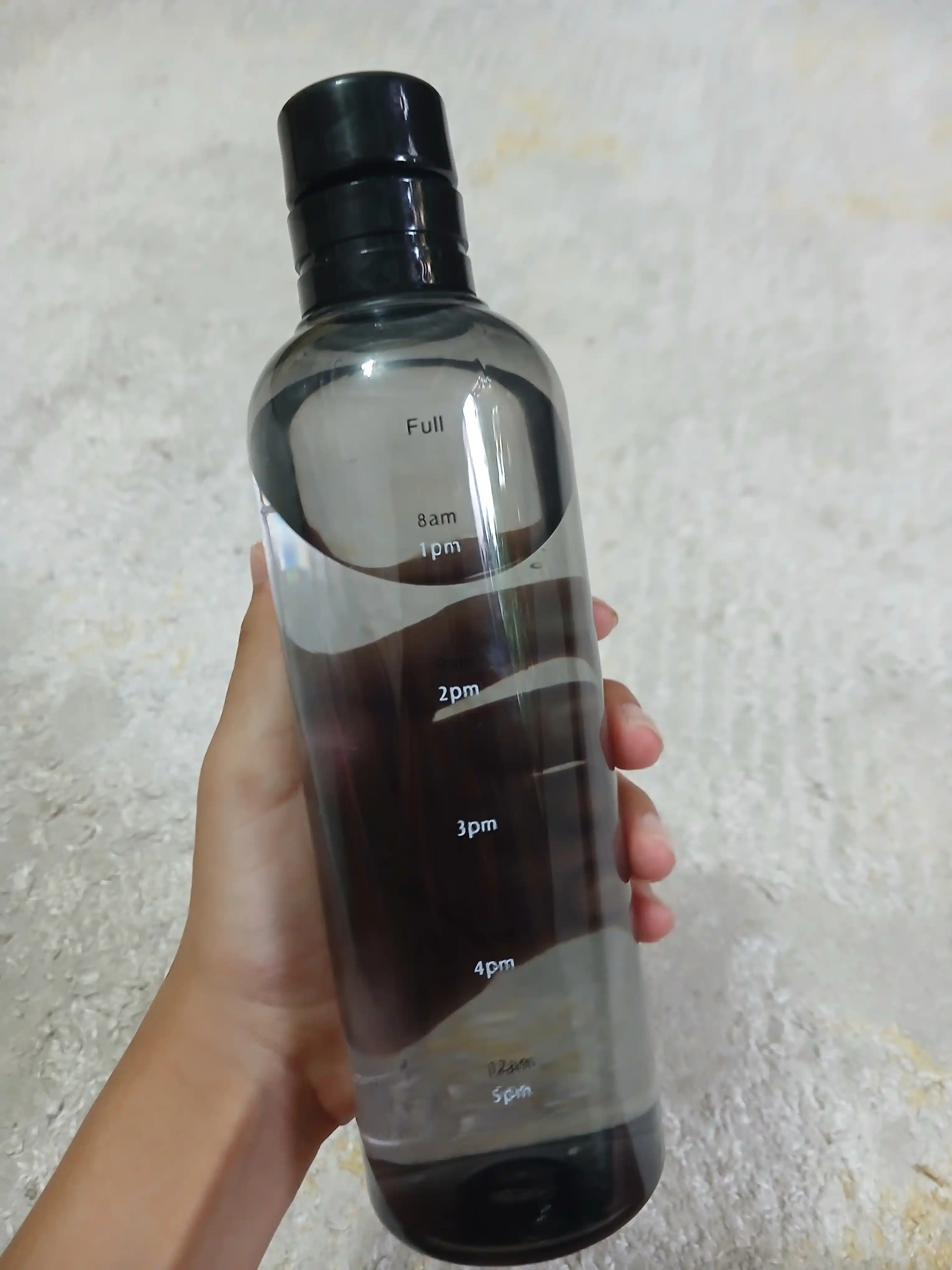 Suv uchun estetik plastik idish (butilka), o'lchov shkalasi bilan, 500 ml va 750 ml