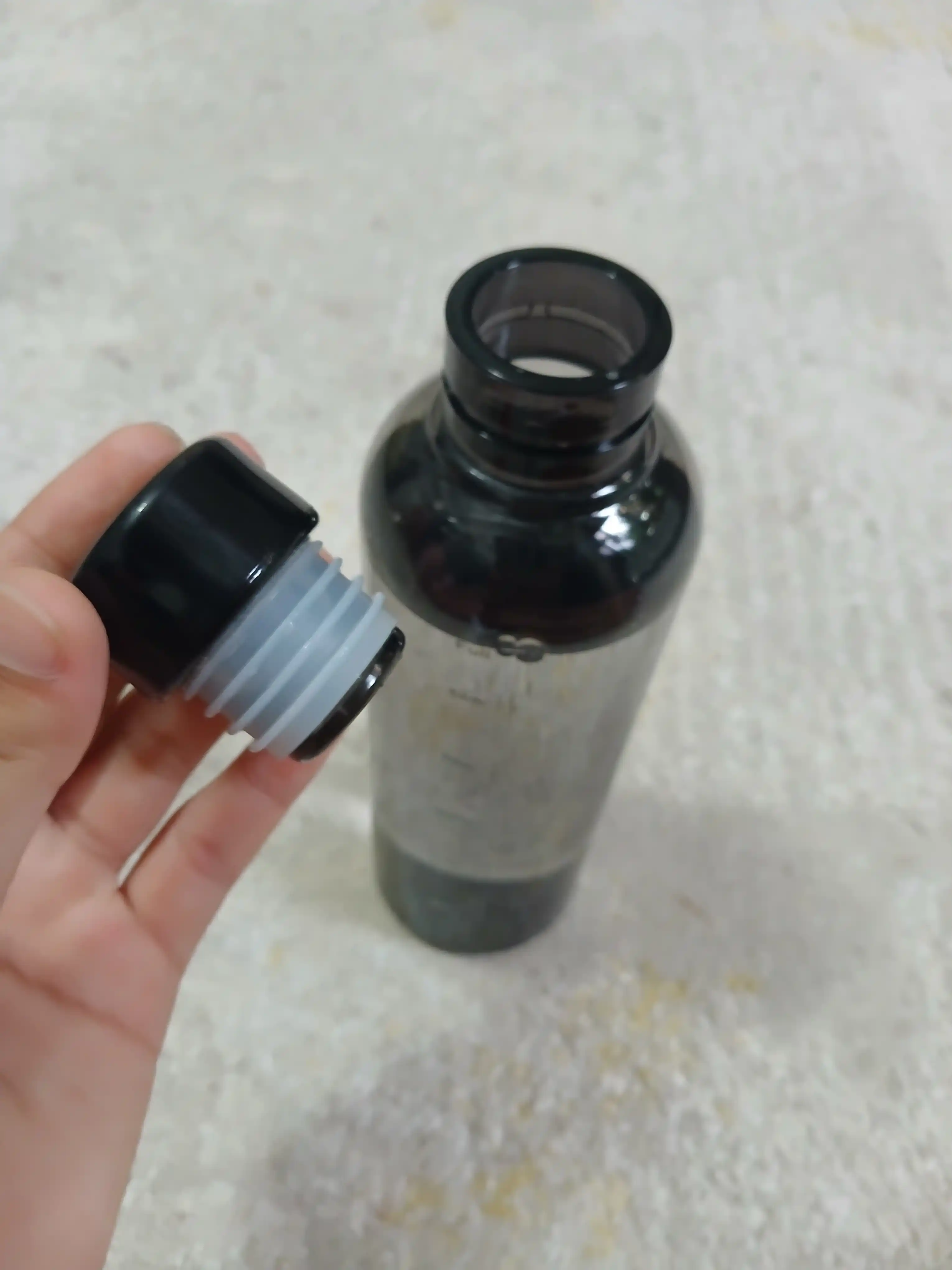 Suv uchun estetik plastik idish (butilka), o'lchov shkalasi bilan, 500 ml va 750 ml