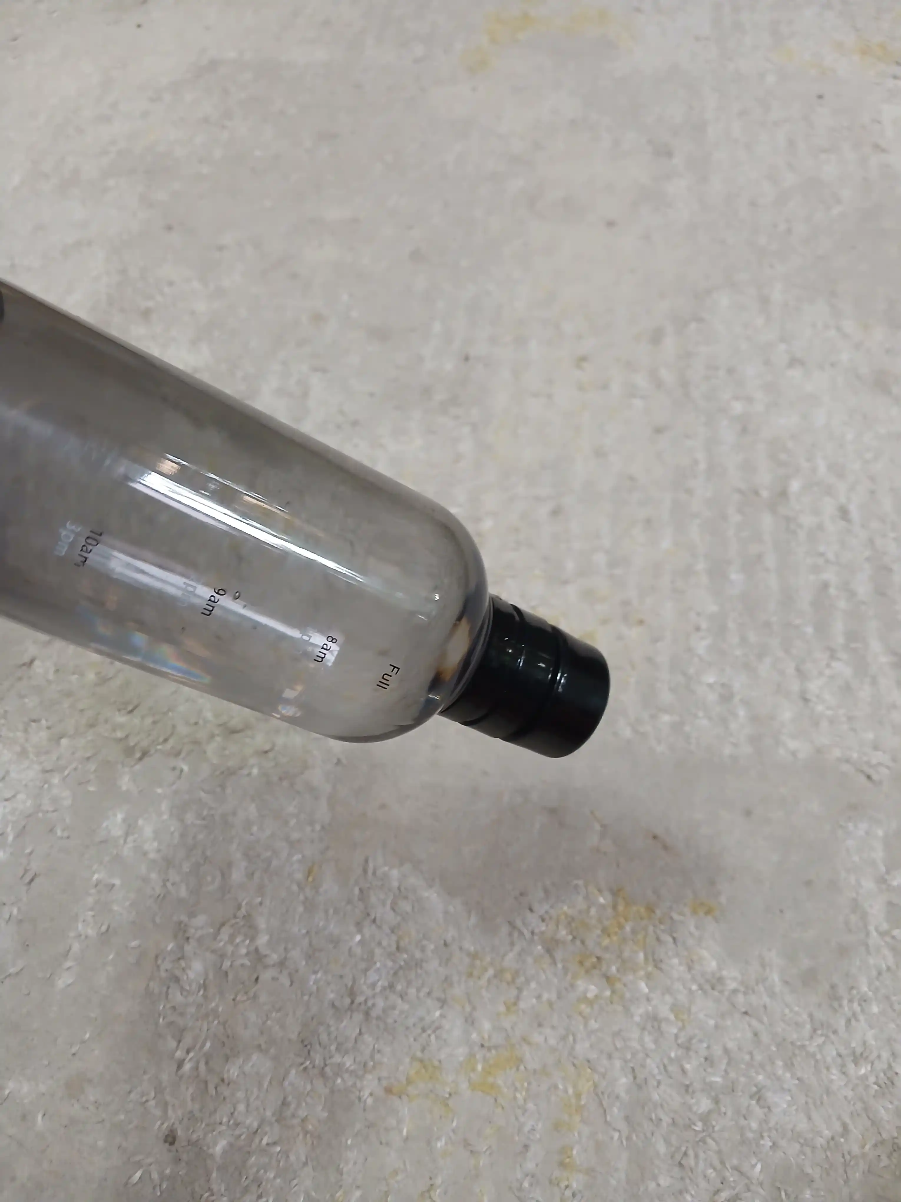 Suv uchun estetik plastik idish (butilka), o'lchov shkalasi bilan, 500 ml va 750 ml