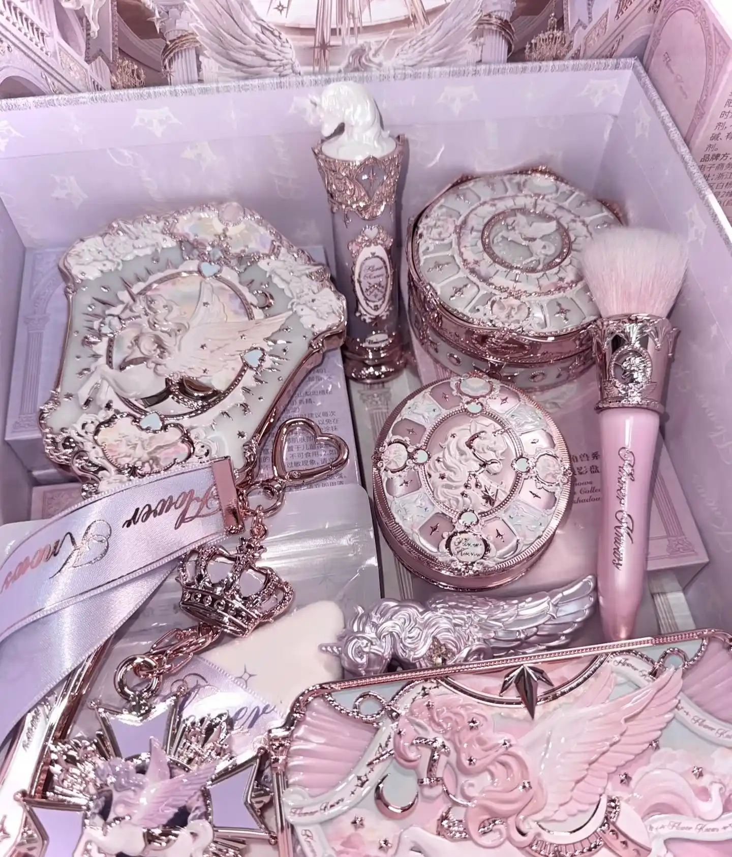 Flower Knows Unicorn Knight nafis kosmetika to‘plami, romantik dizayn va go‘zal ranglar