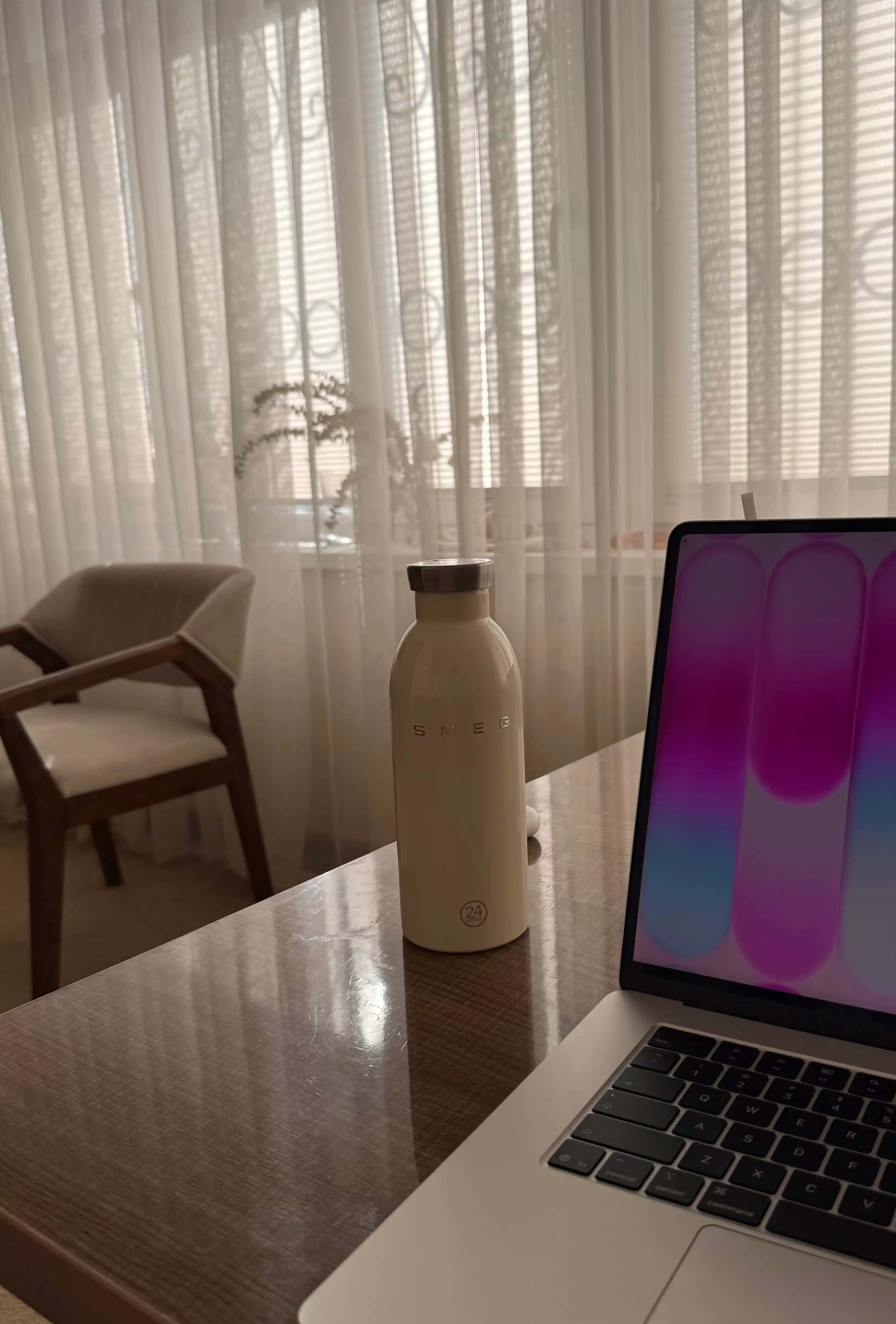 SMEG termobutilkasi, 24 Bottles model issiqlikni 12 soat, sovuqni 24 soat saqlaydi, 500 ml