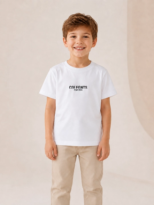 Bolalar uchun oq futbolka, yozuvli print bilan