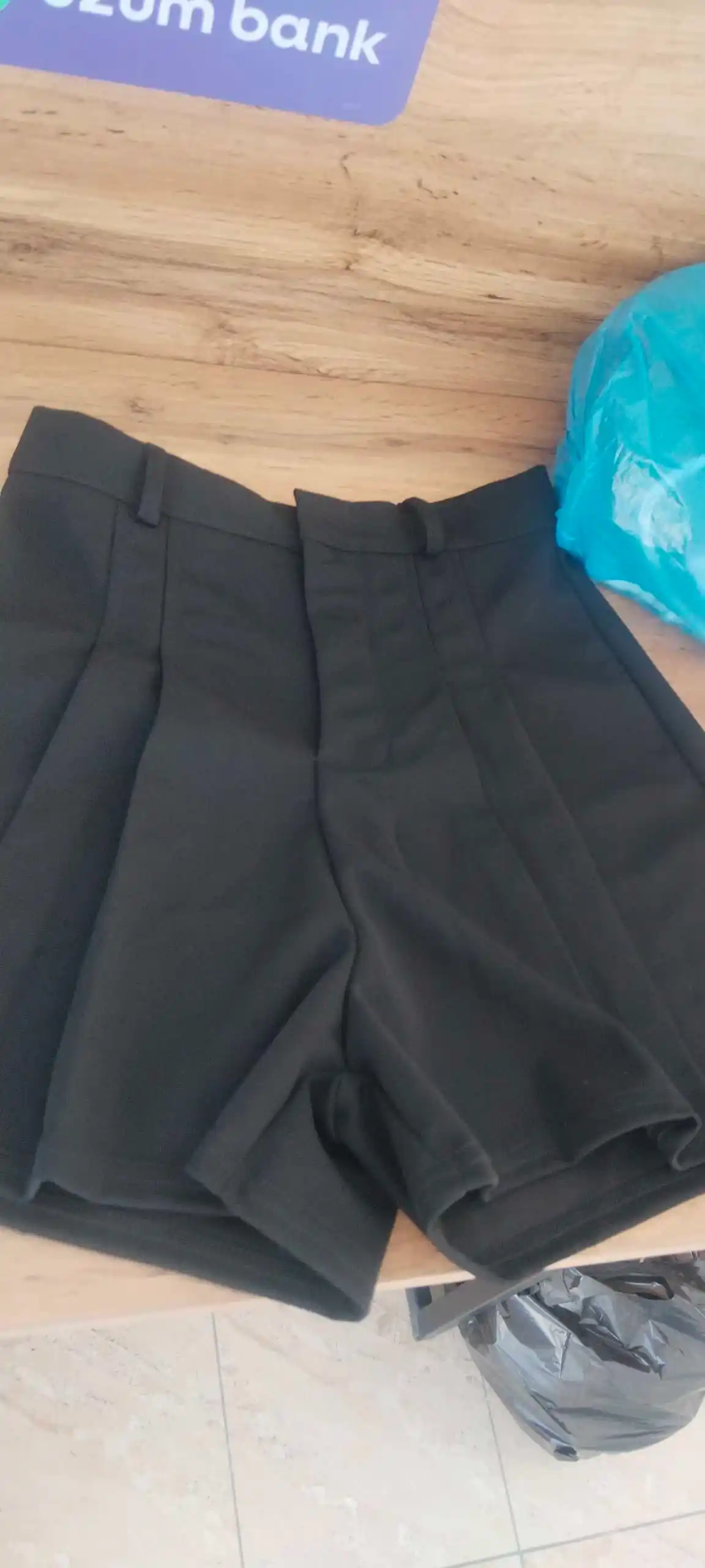 Klassik mini yubka, belbog‘li, qisqa, ofisga mo‘ljallangan, shortikli taglik