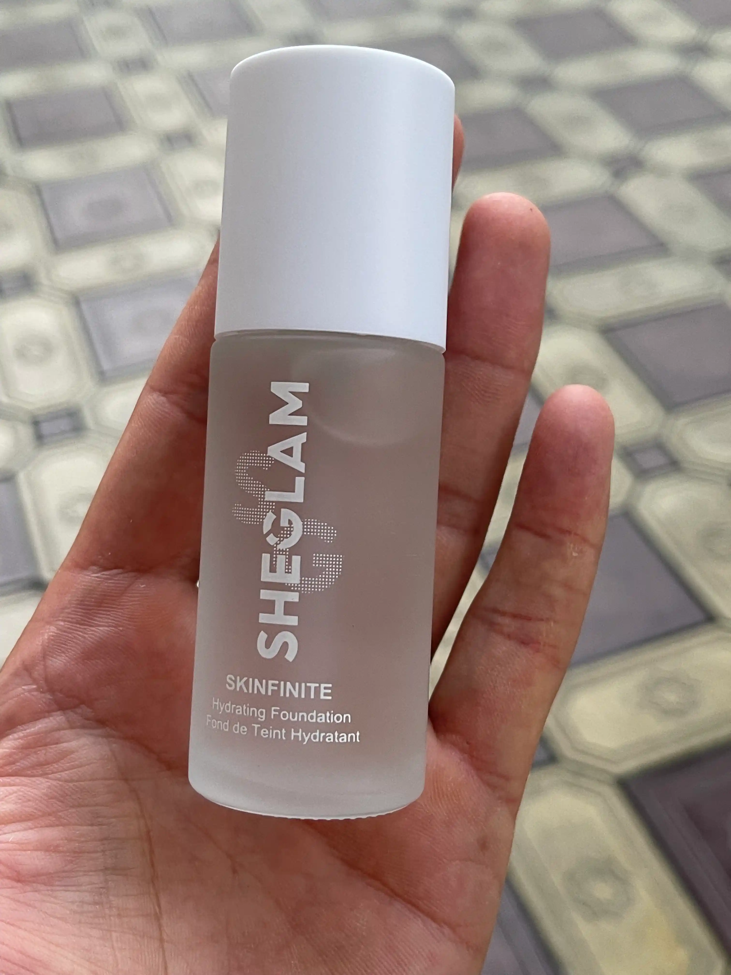Sheglam makiyaj uchun asos, yuz uchun namlovchi tonal krem SKINFINITE 40 ml