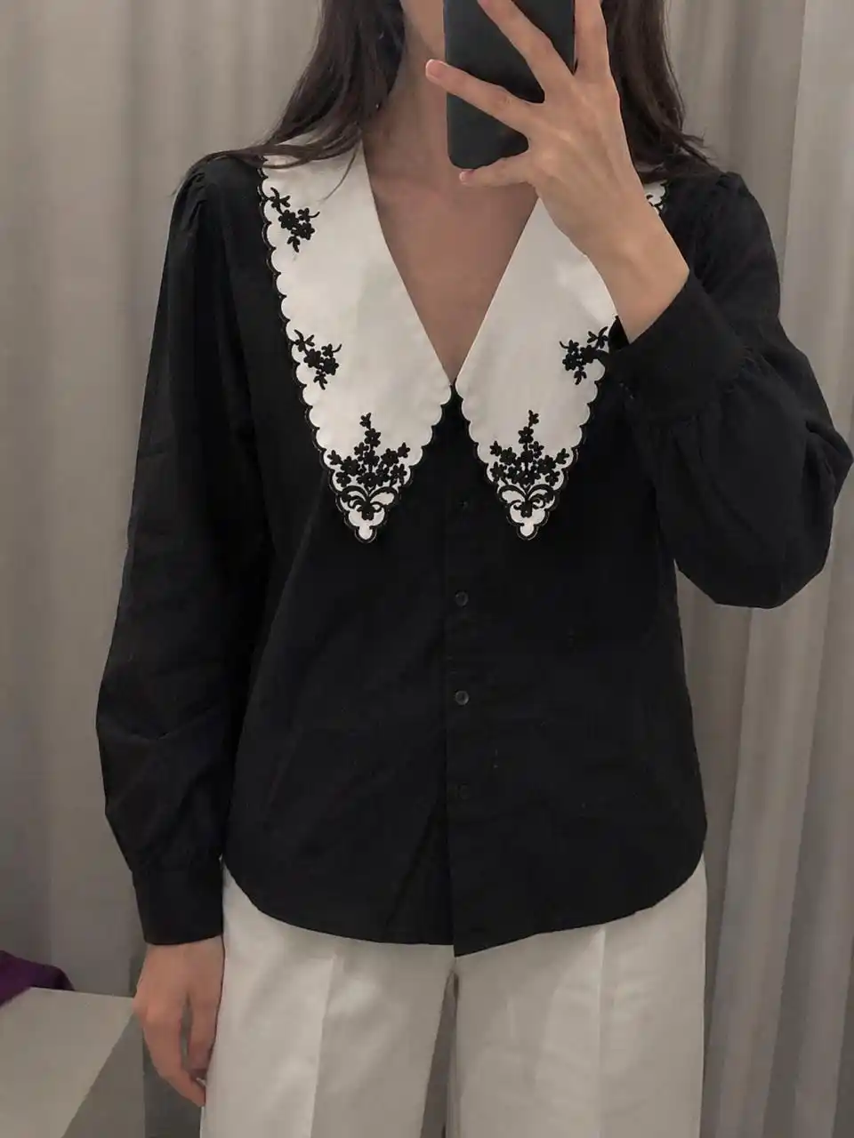 Kashta tikilgan va bezakli yoqali, uzun yengli, oq rangli ayollar bluzkasi, S-3XL