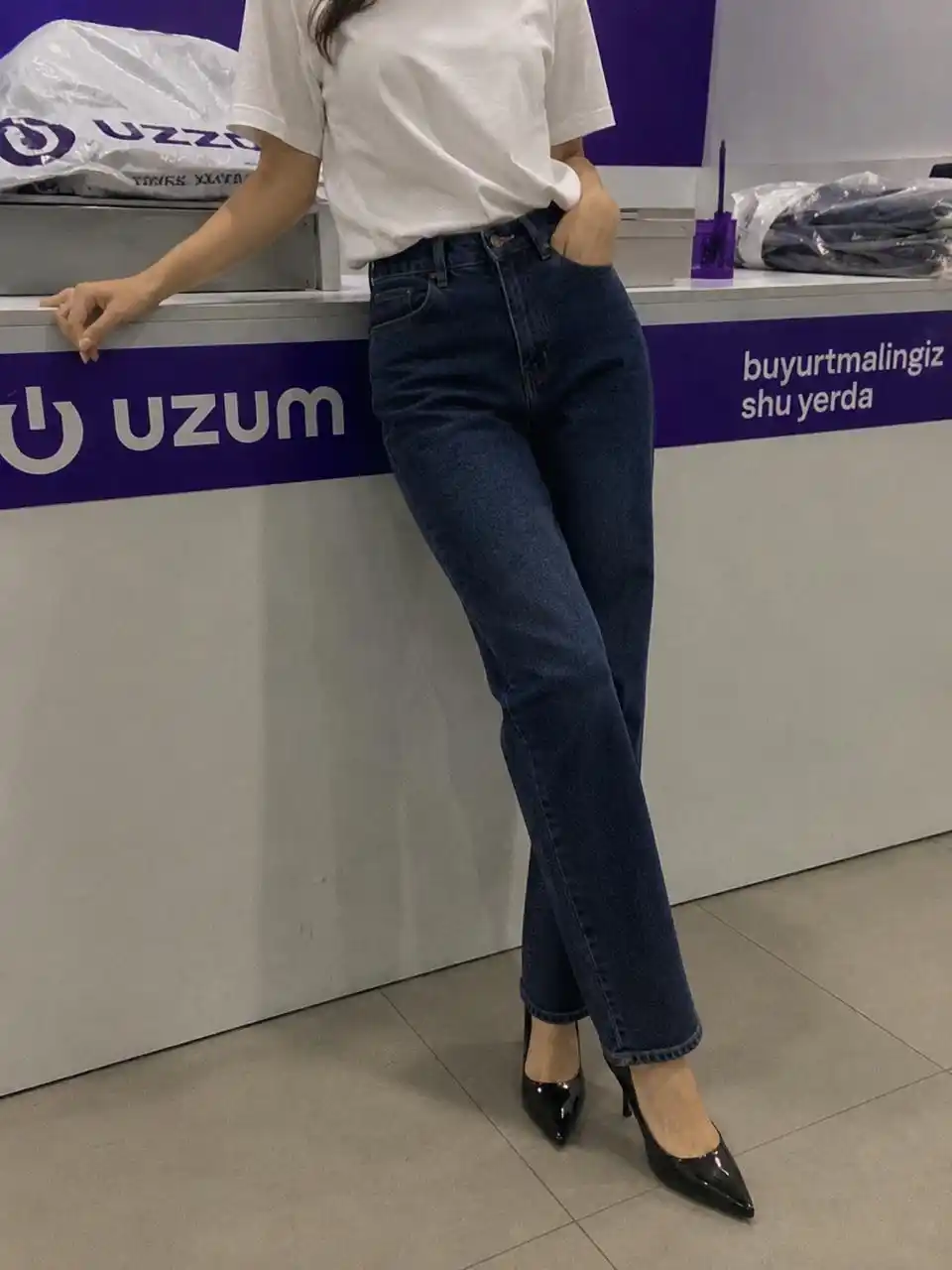 Ayollar uchun 7 sm balandlikdagi poshnali va uchli burunli laklangan charm tufli