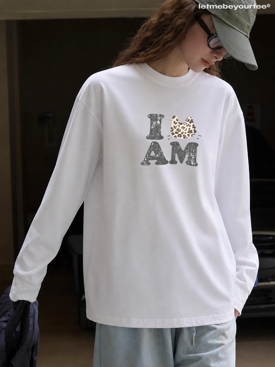 LMBYT oq oversayz longsliv, I AM yozuvi va leopard naqshli mushuk printi bilan