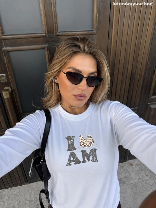 LMBYT oq oversayz longsliv, I AM yozuvi va leopard naqshli mushuk printi bilan