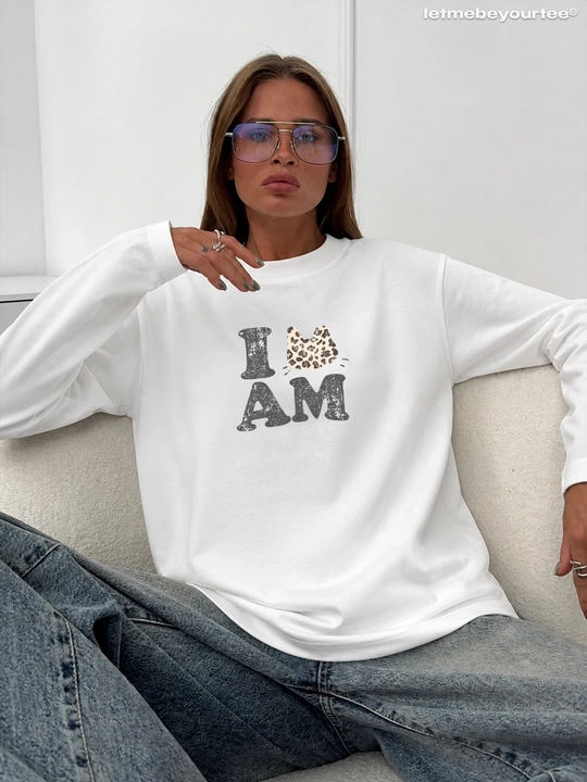 LMBYT oq oversayz longsliv, I AM yozuvi va leopard naqshli mushuk printi bilan