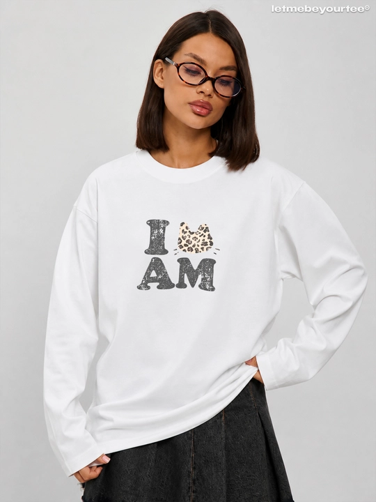 LMBYT oq oversayz longsliv, I AM yozuvi va leopard naqshli mushuk printi bilan