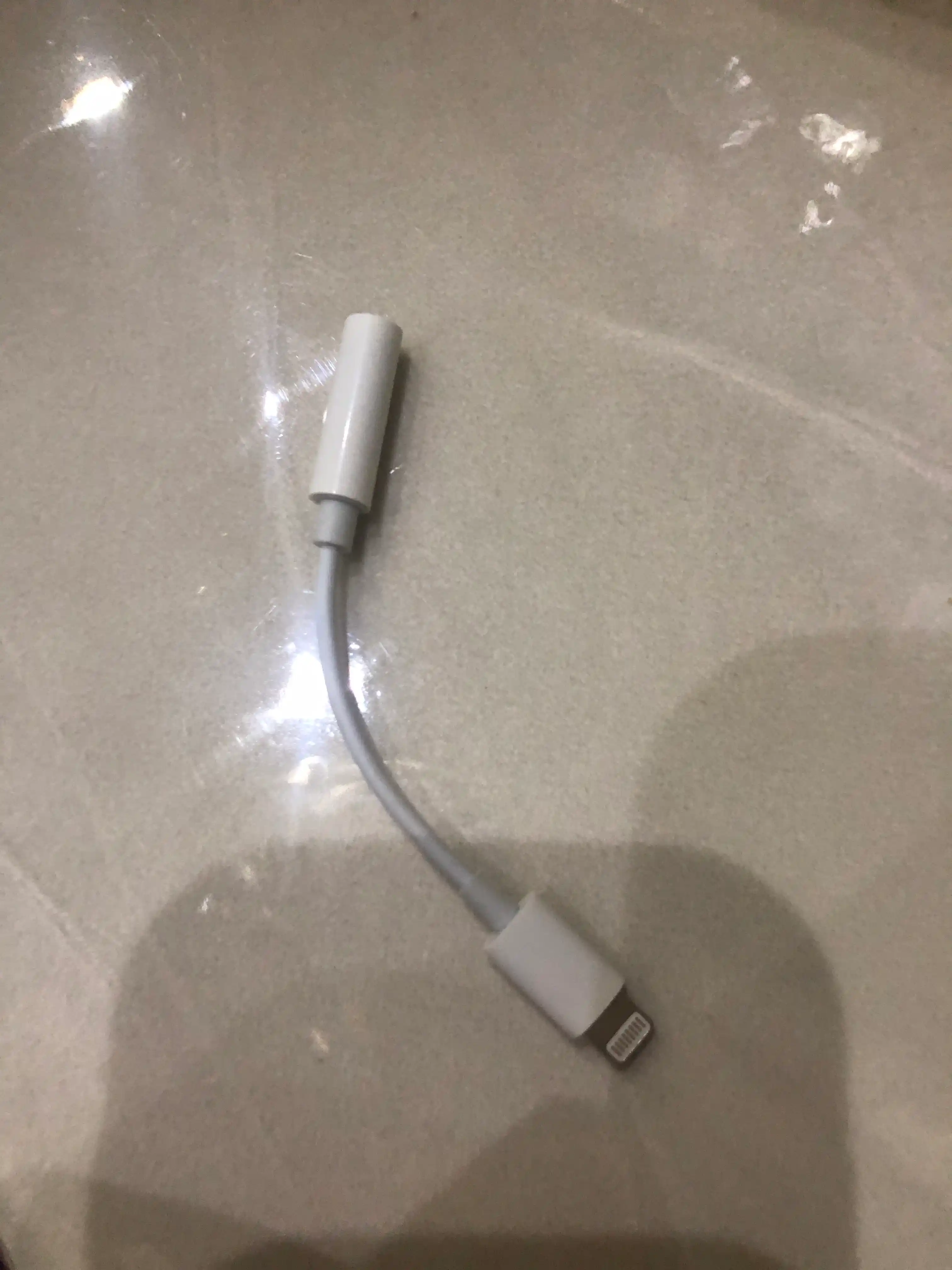 Lightning dan 3.5 mm AUX ga adapter, naushniklar uchun, oq rangda