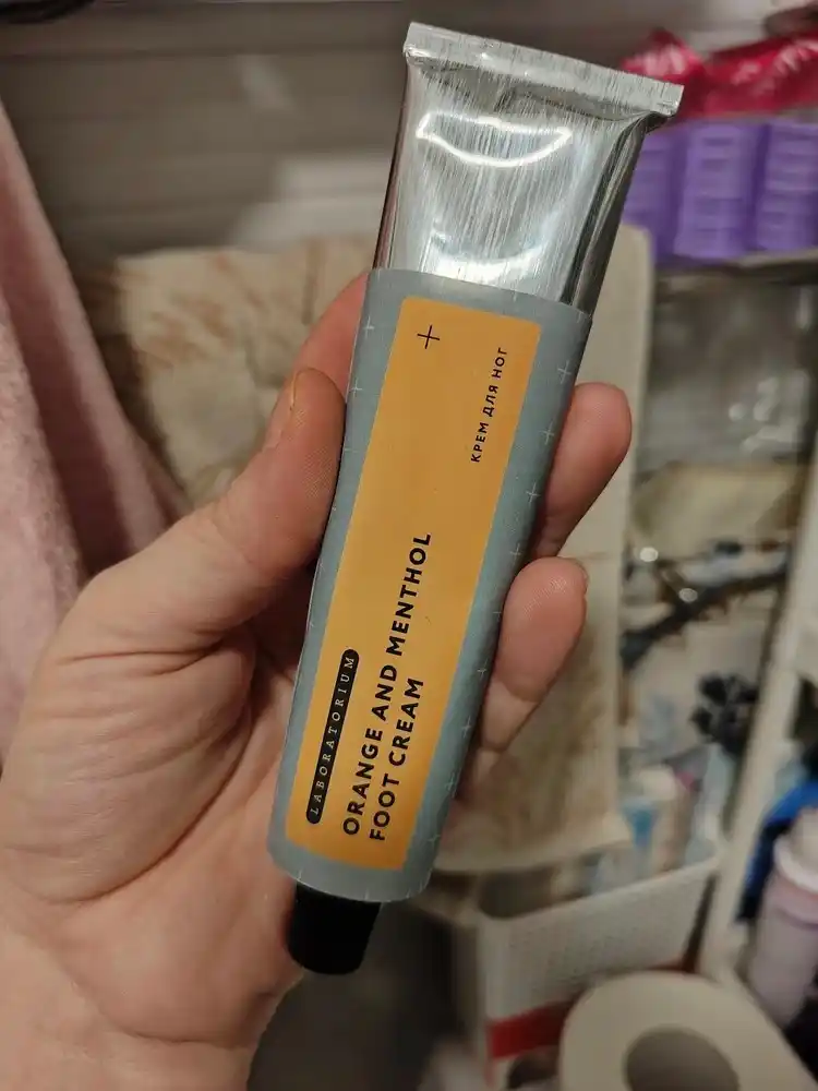 Oyoq uchun sovituvchi krem Laboratorium, mentol va mochevina bilan, 60 ml