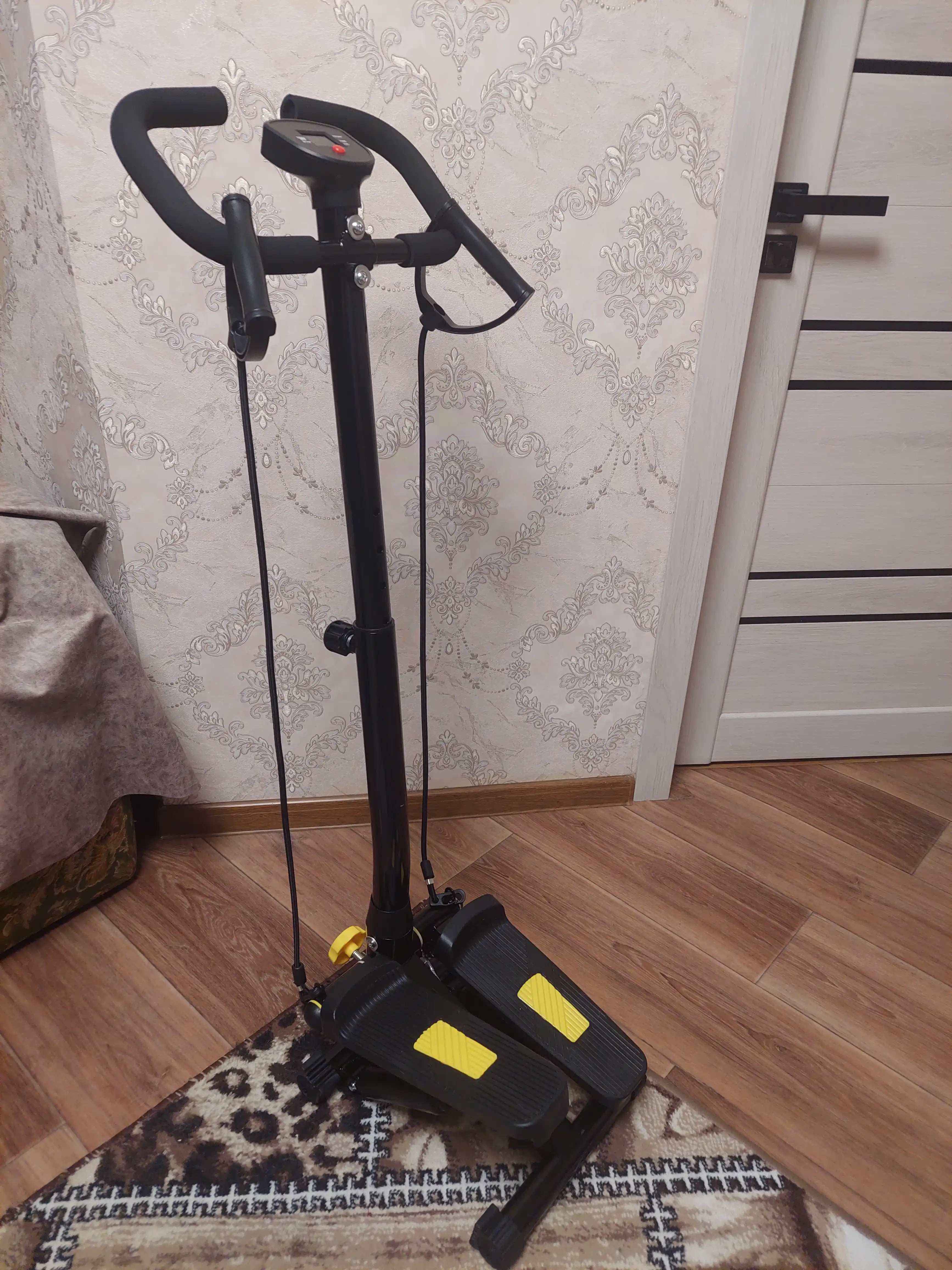 Stepper trenajor – oyoq, son, bel va press mushaklari uchun, espanderli