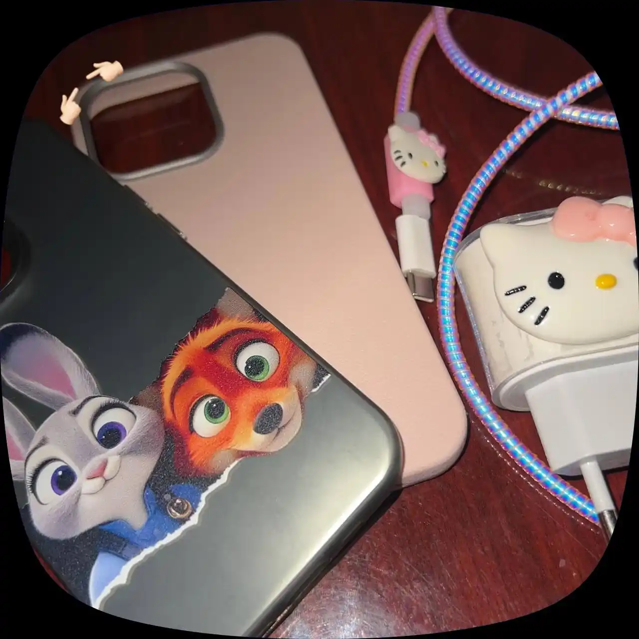 IPhone quvvatlagichi uchun himoya va bezak g‘ilofi, o‘lchami 3.8 x 4.5 x 2.4 sm