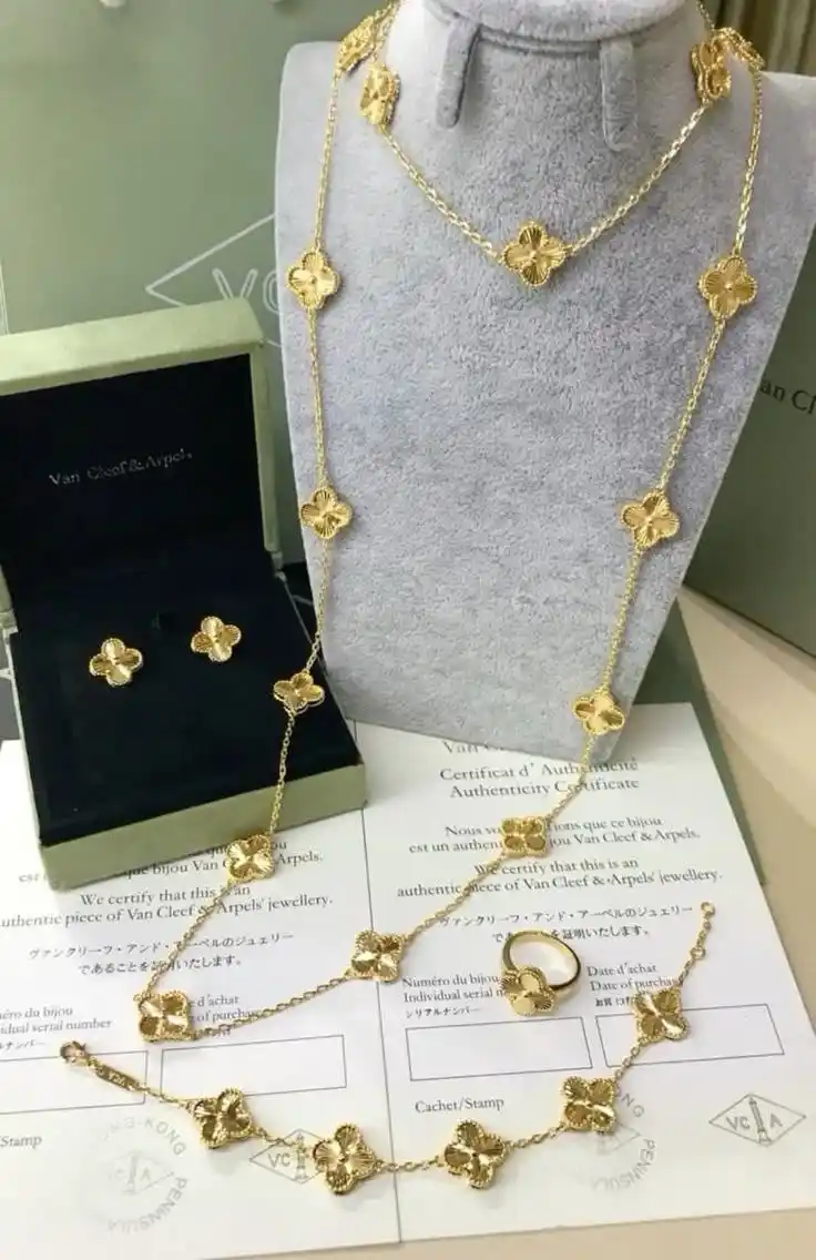 VAN CLEEF, ювелирный набор: кольцо, серьги, цепочка, браслет — для вашего осеннего образа