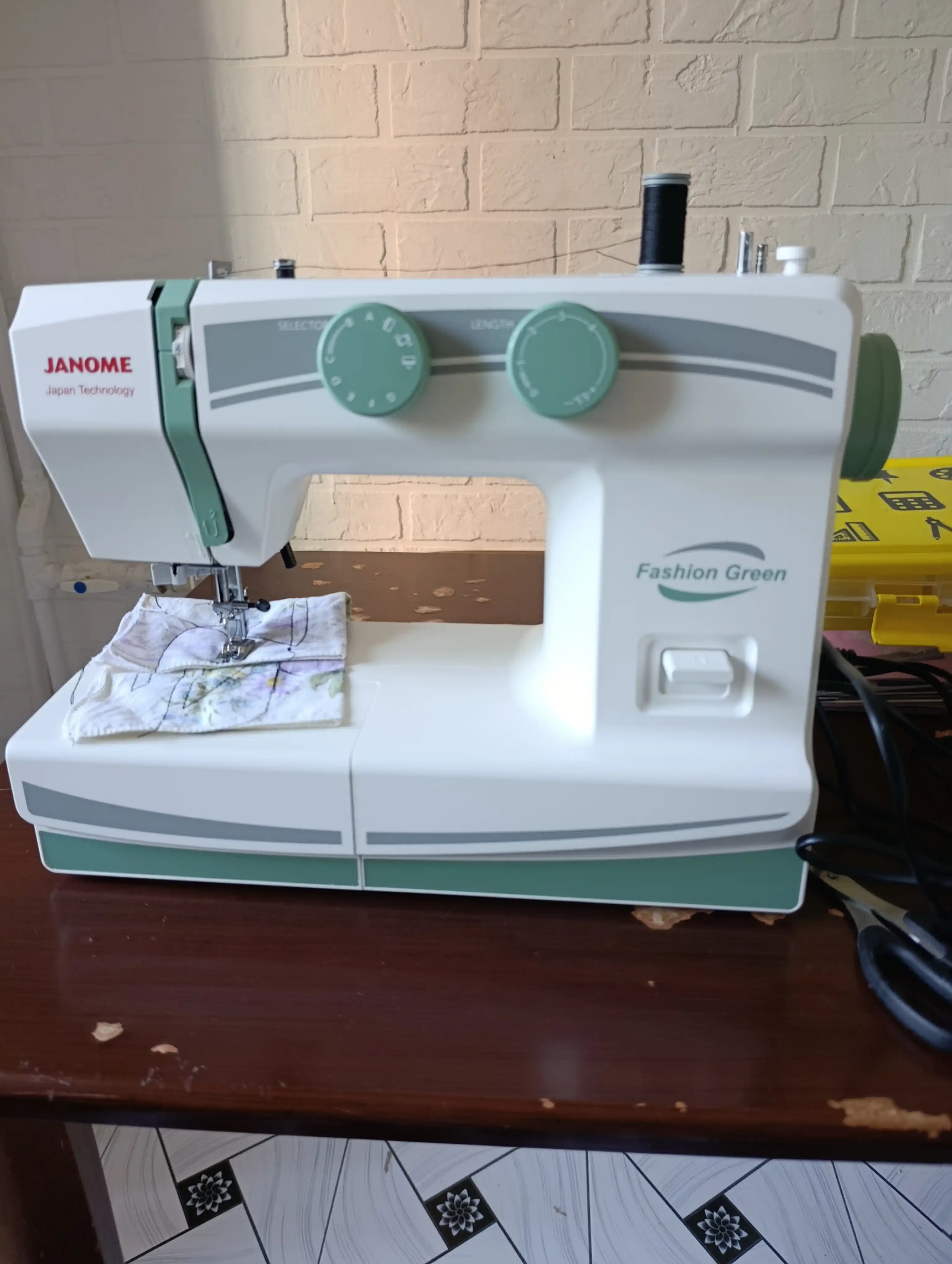 Швейная машина Janome Fashion Green, 15 швейных операций