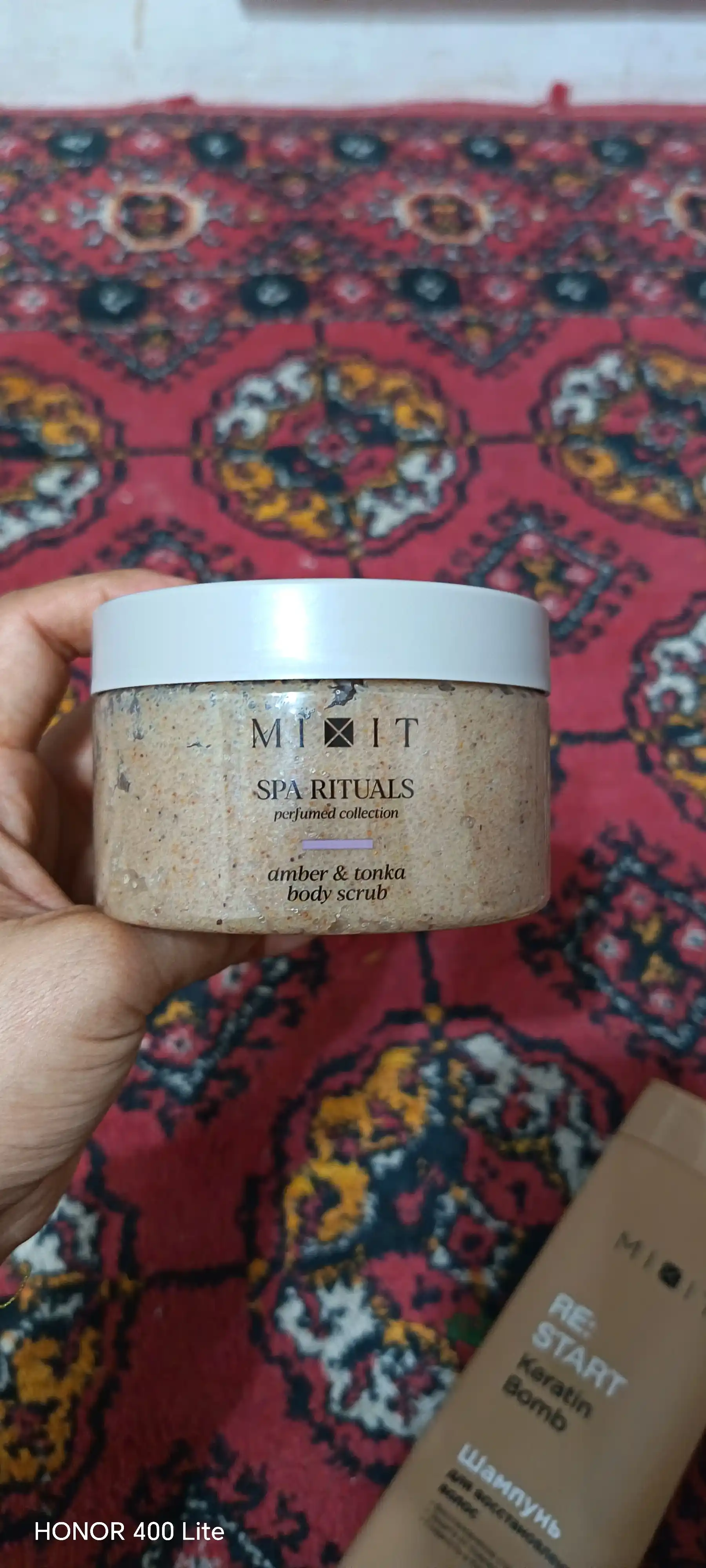 MIXIT Spa Rituals tanaga mo‘ljallangan skrab Amber & Tonka, 300 g