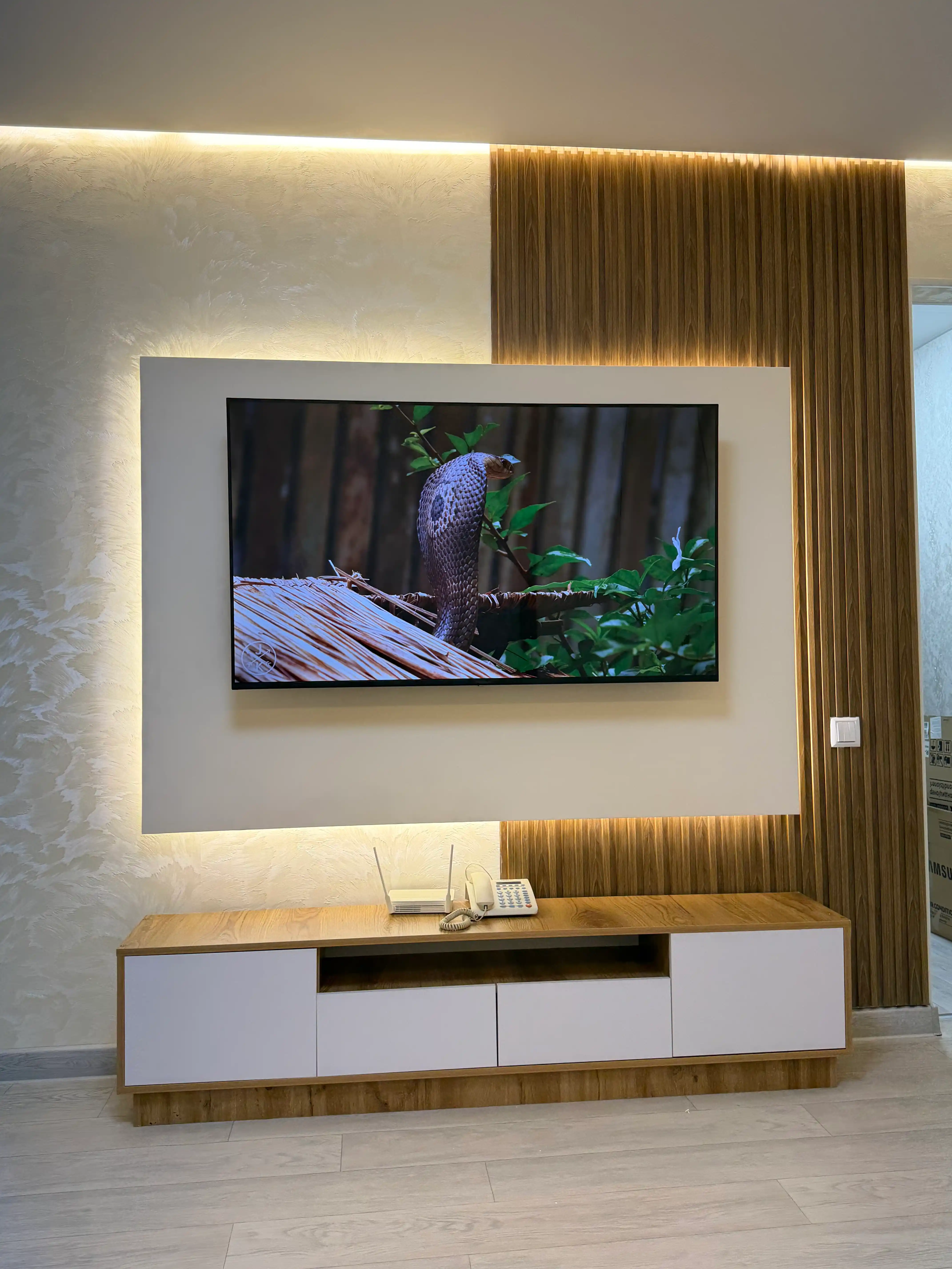 Televizor tagligi TV tumba TUN keng tokchalar bilan, to'liq yig'ilgan, 150/160/170x40x30sm