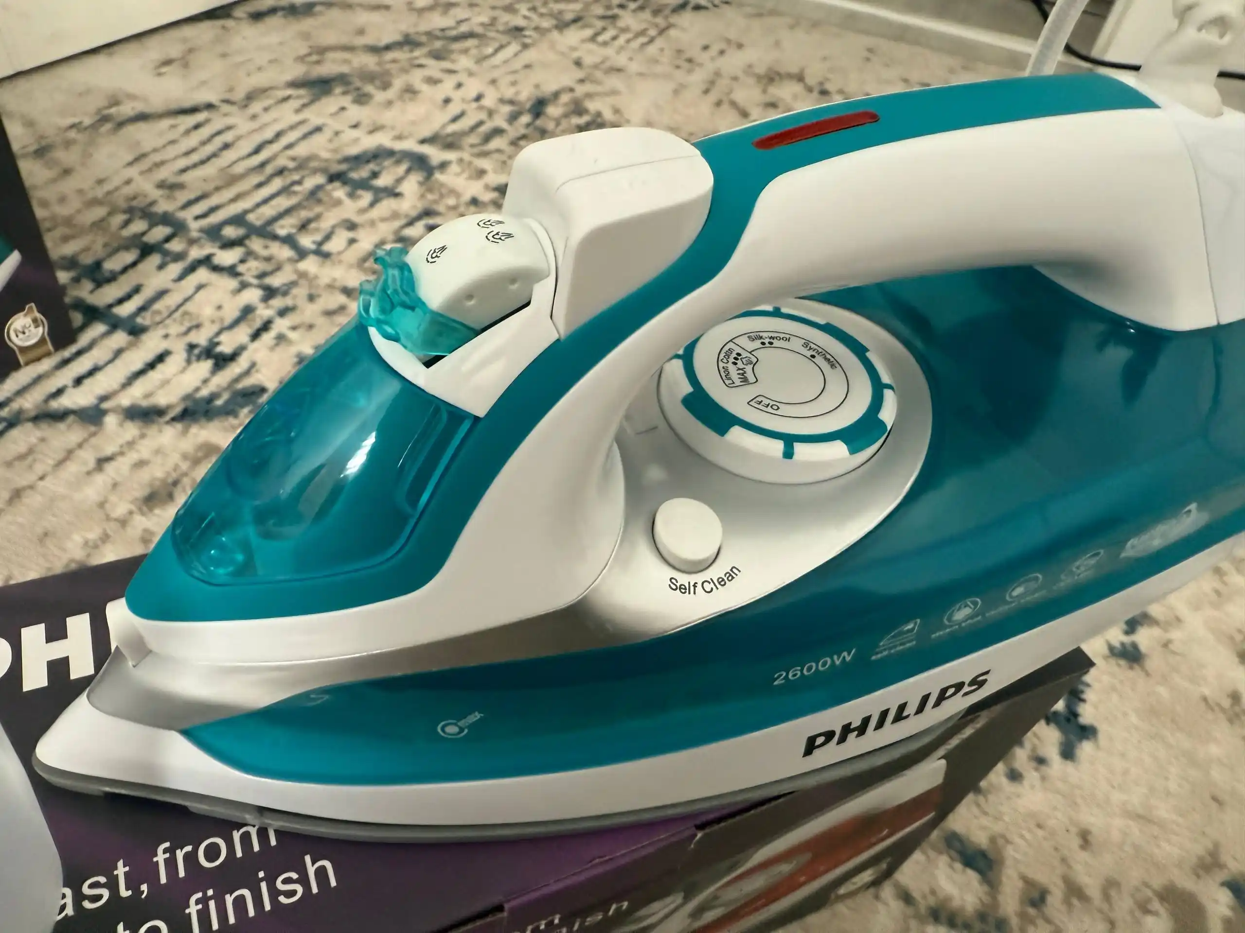 Dazmol PHILIPS  keramik tagli va o‘z-o‘zini tozalovchi 2000-2600W quvvatli bug‘ dazmoli
