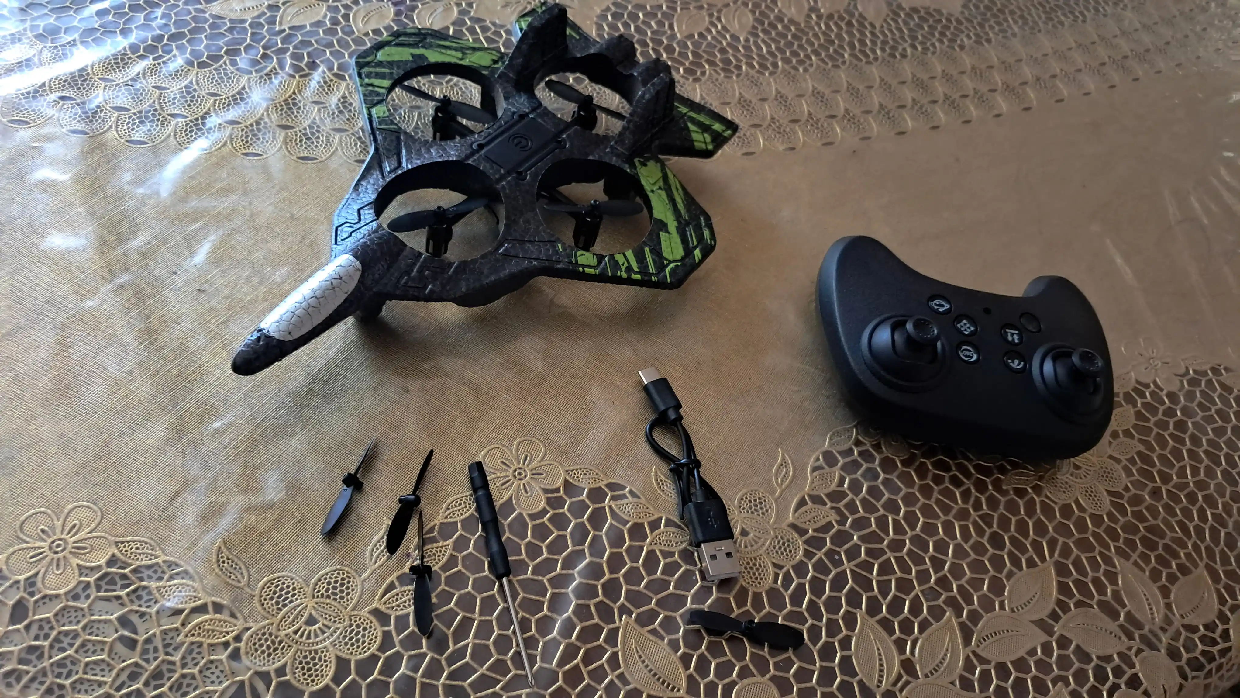360° fokusli va yorqin RGB yoritgichli radio boshqariladigan Fighter dron samolyoti