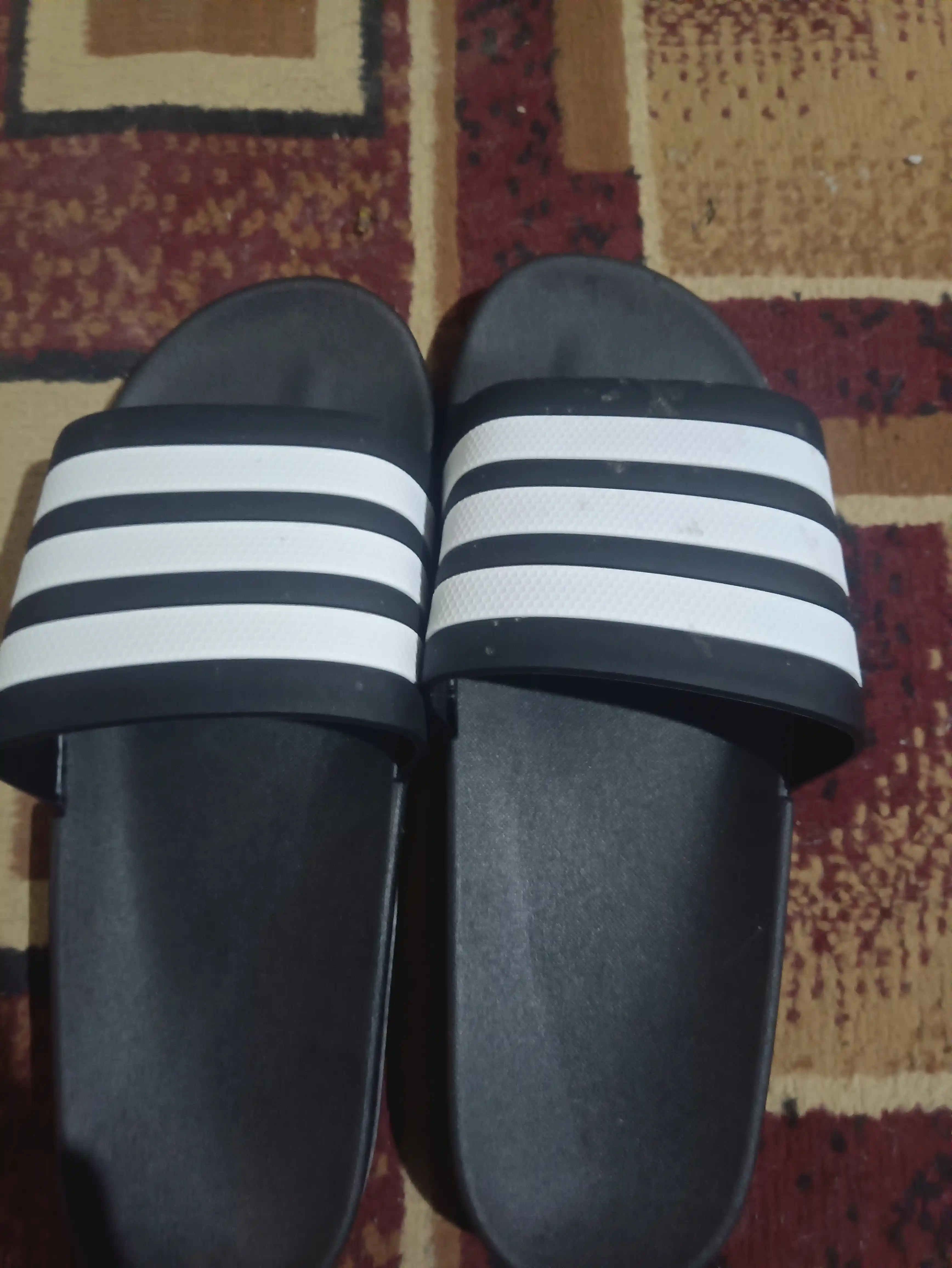 Erkaklar uchun keng qo‘njli, oq va qora rangli, ikki o‘lchamli 35-44 o‘lchamli shippaklar