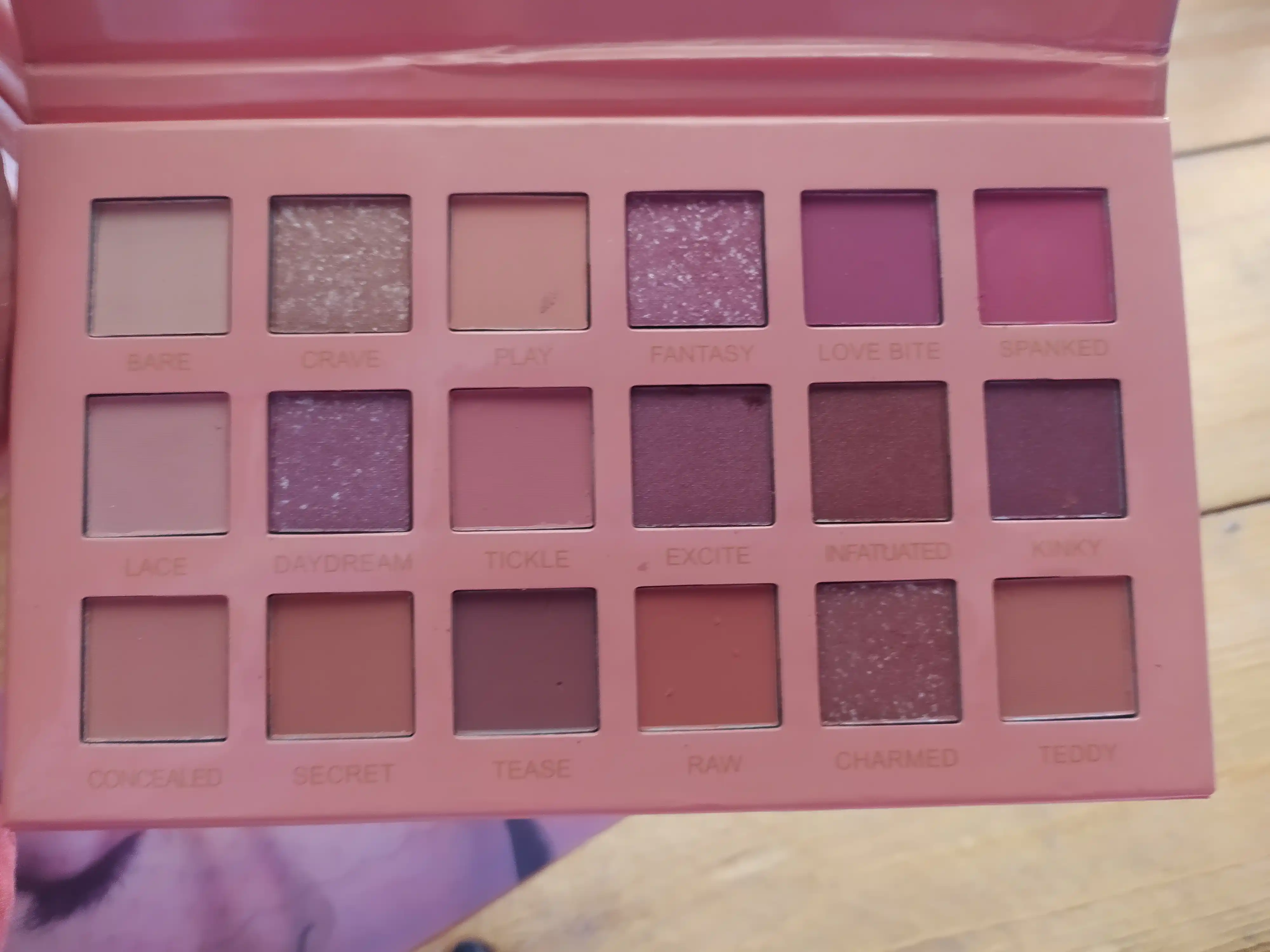 Тени для век Huda Beauty NUDE, 18 разных цветов