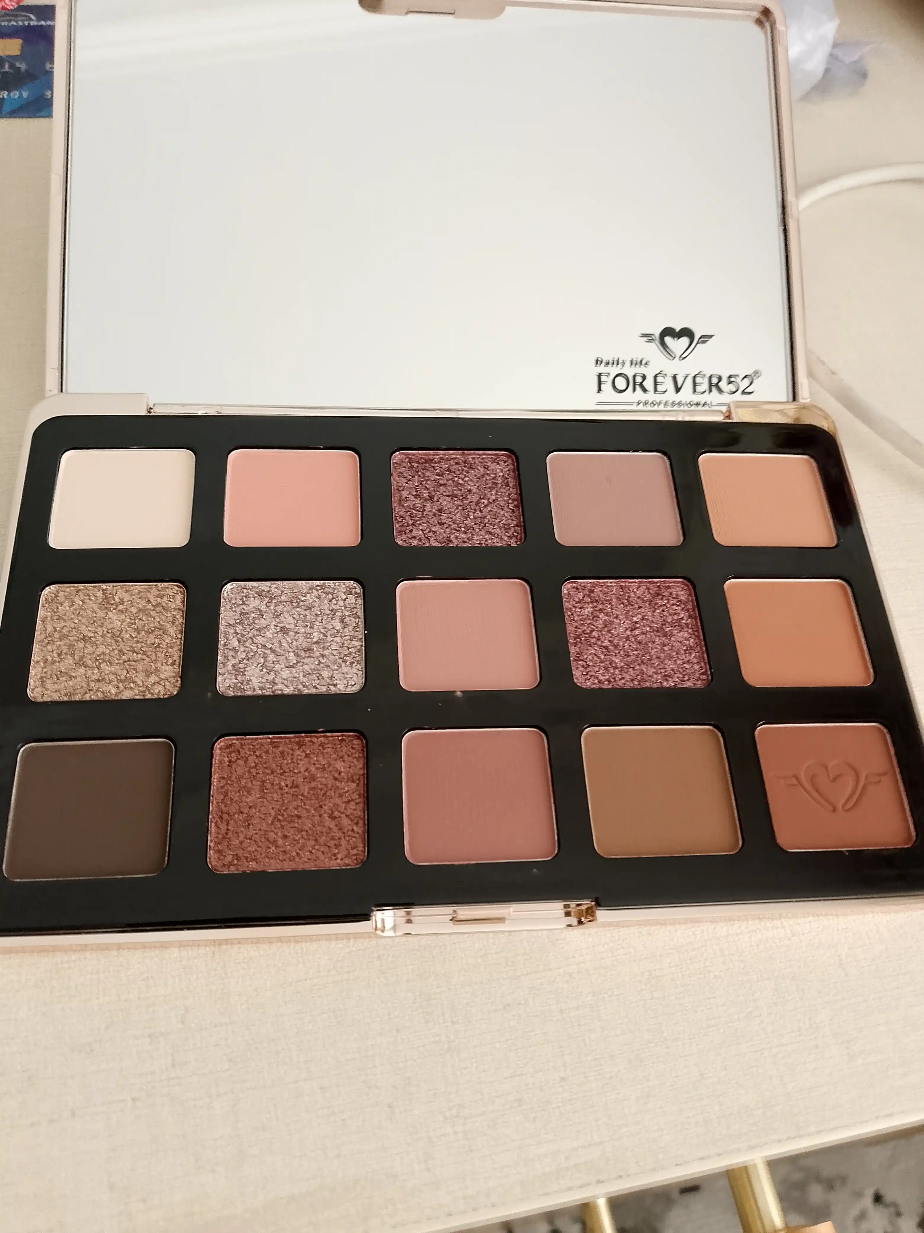 Forever 52 Maglque 15 color eyeshadow, 15 ta rangdan iborat tenlar palitrasi, 15 gr