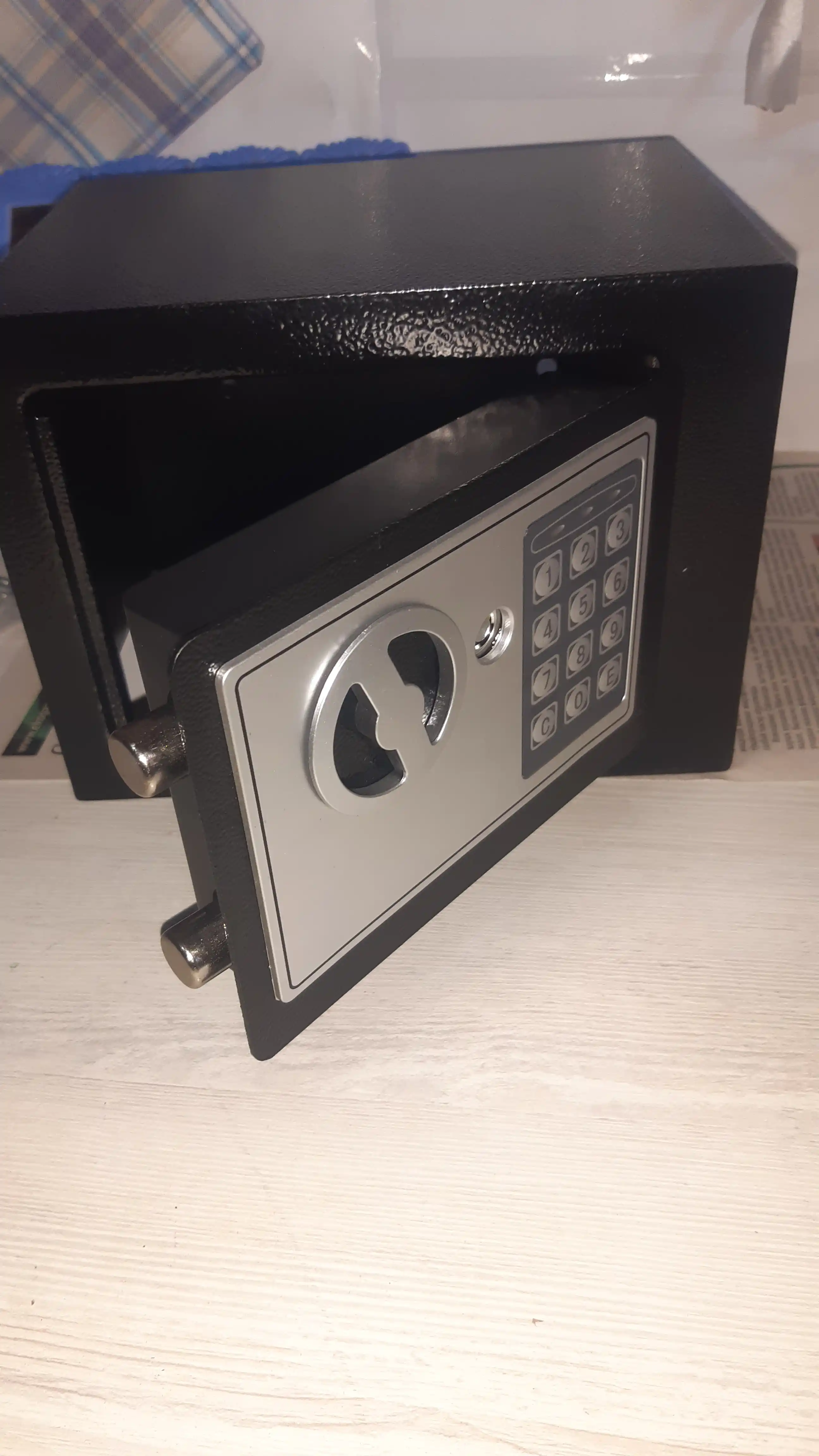 Mini seyf uy va ofis uchun, elektron zamok va kaliti bilan 23x17x17