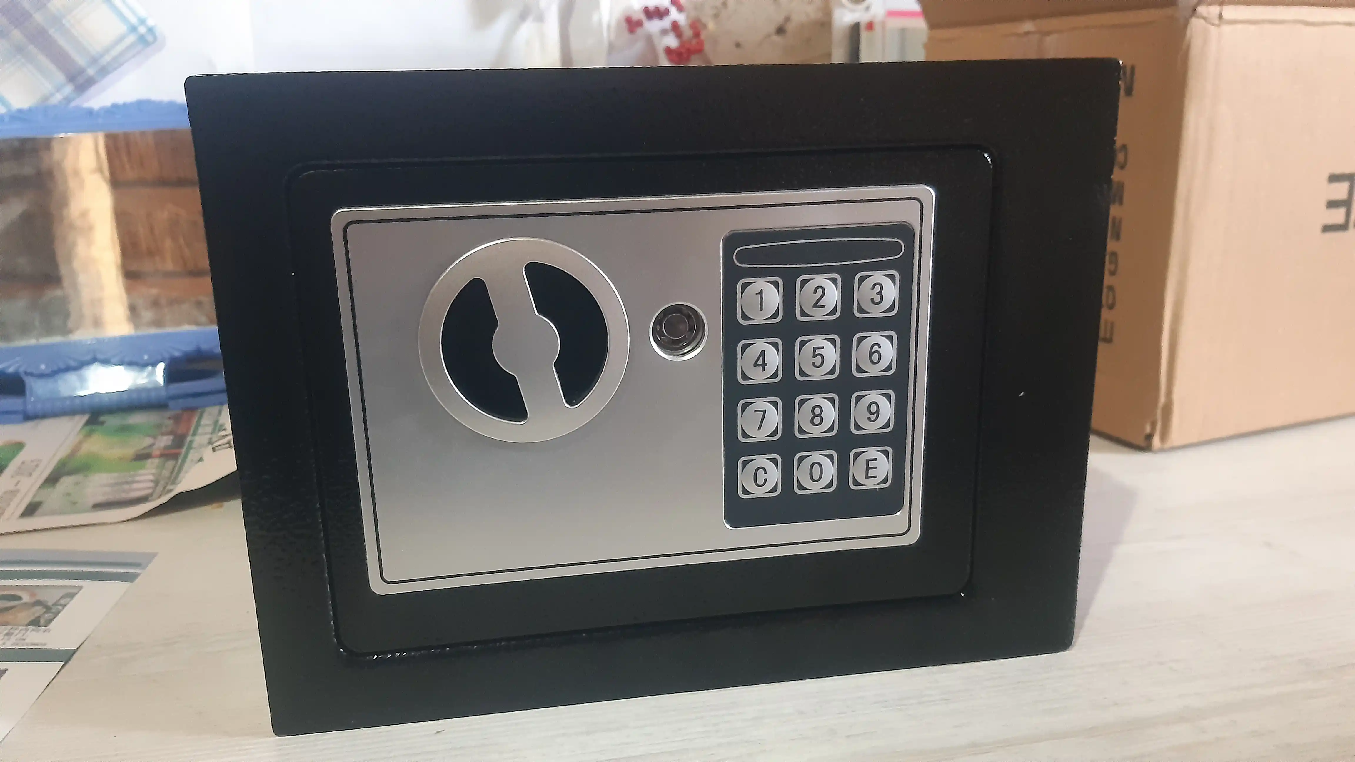 Mini seyf uy va ofis uchun, elektron zamok va kaliti bilan 23x17x17