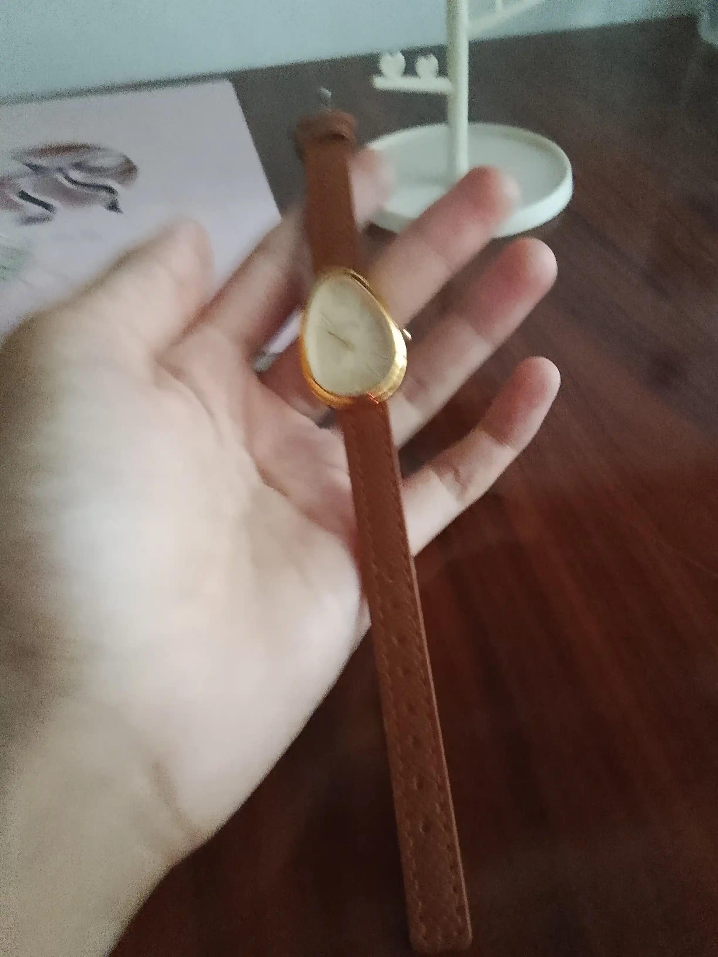 Ayollar qo‘l soati, kvarts mexanizmli, metall brasletli, klassik va elegant soat