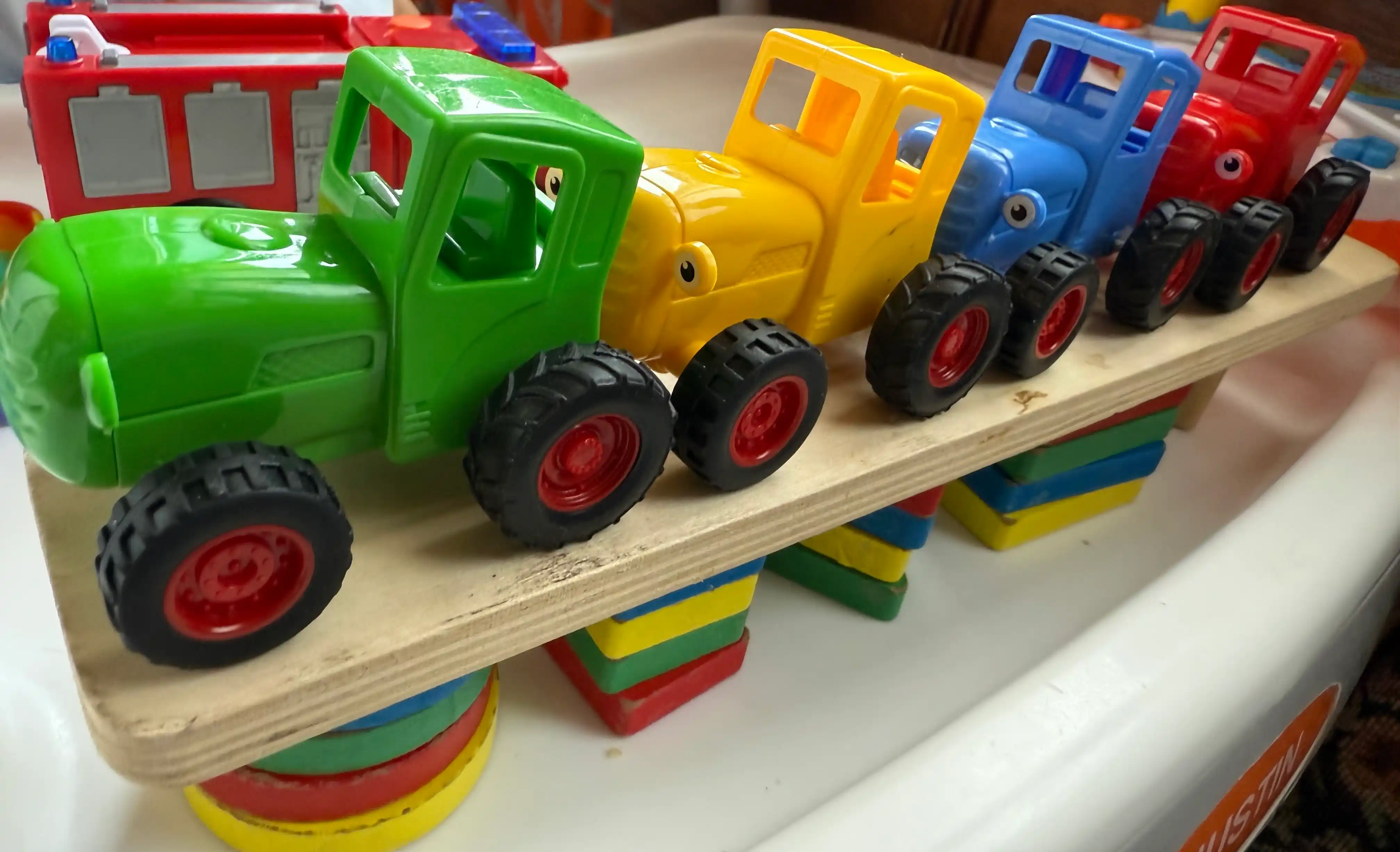Ko'k traktor o‘yinchog‘i – 4 dona, bolalar uchun mini traktorlar to‘plami